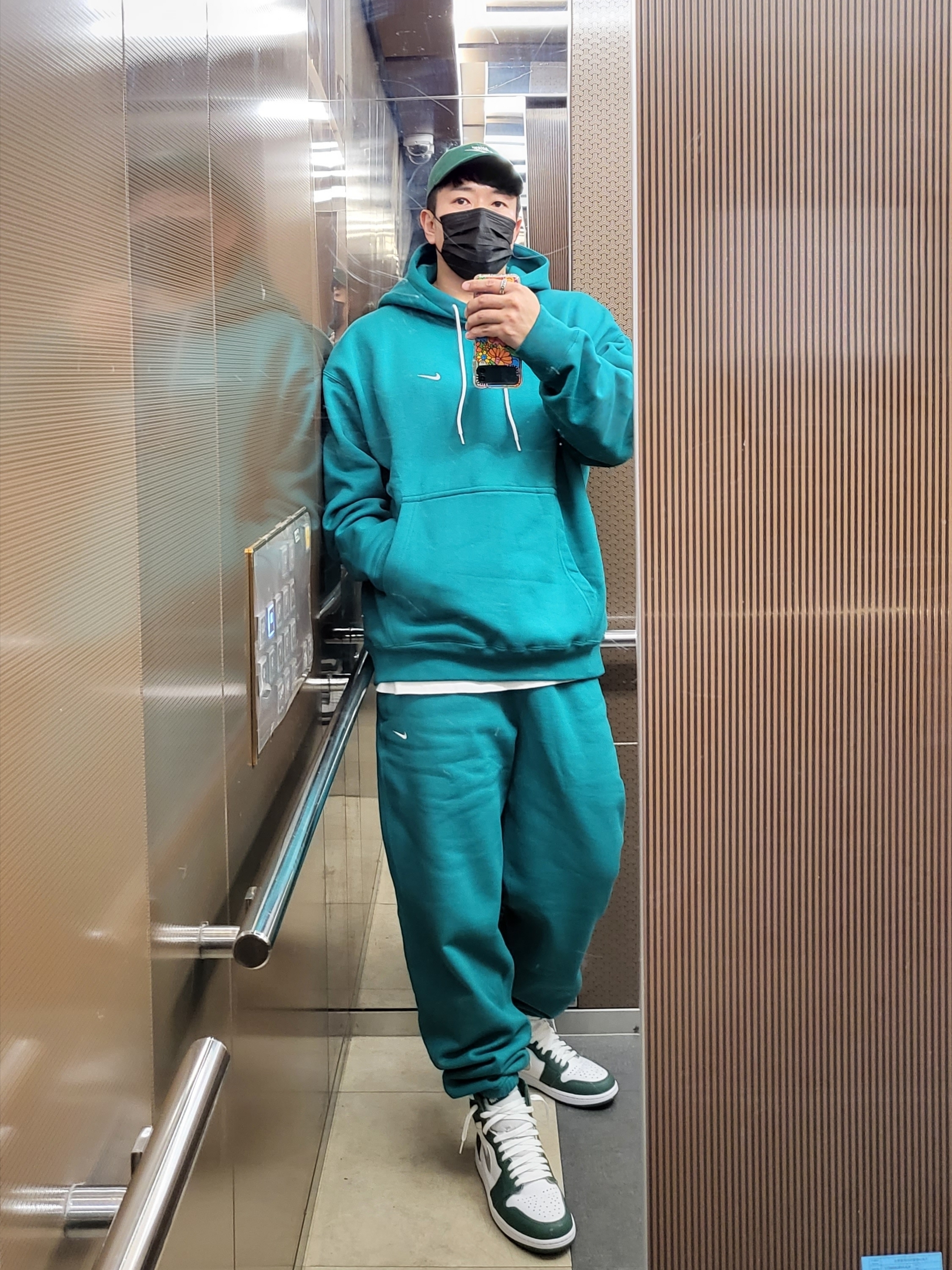 Nike Heritage 86 Futura Washed Cap Gorge Green, Nike NRG Solo Swoosh Fleece Hoodie Mystic Green - US/EU 착용 스타일