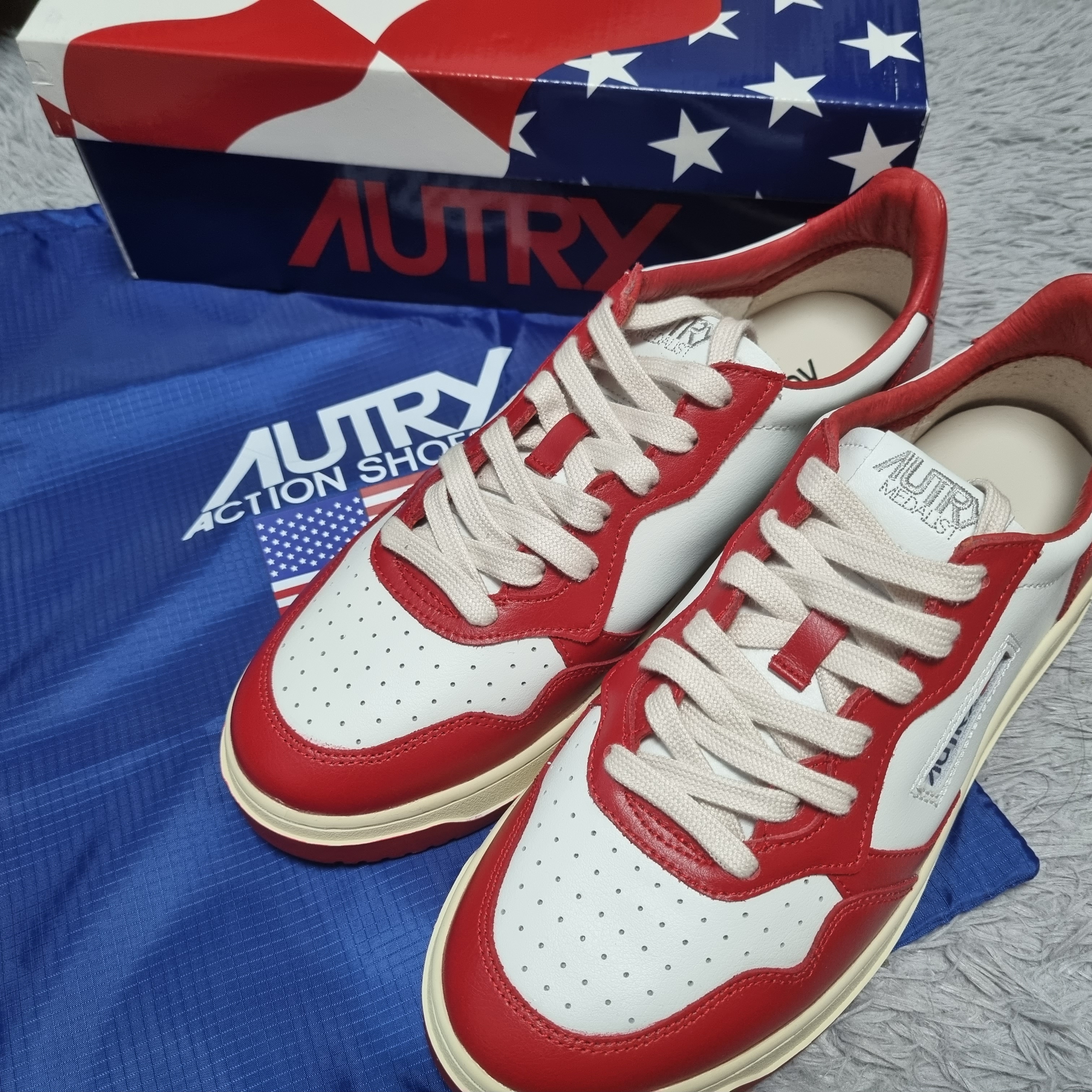 Autry Medalist Low Leather Sneakers Red White 착용 스타일 - 3