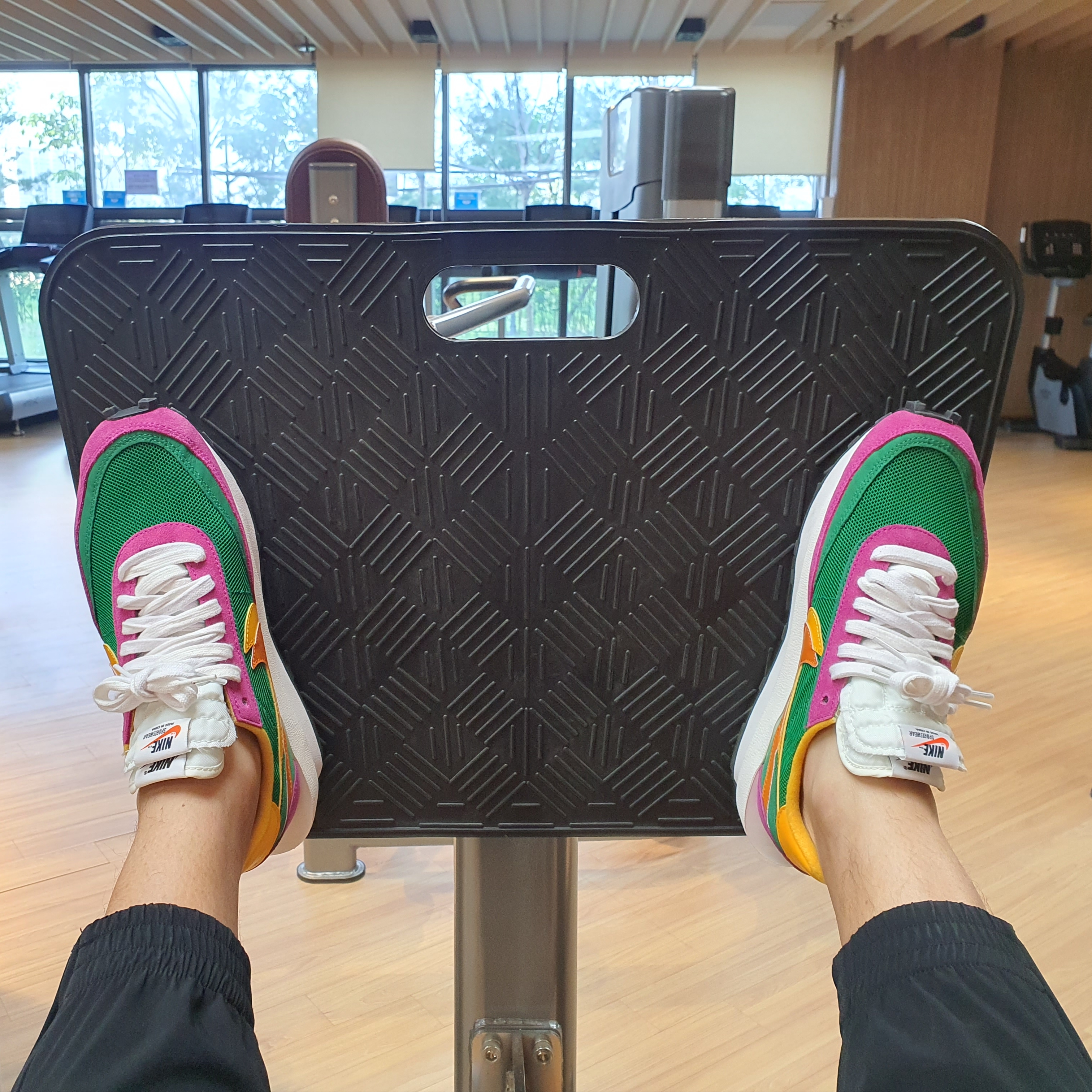 Nike x Sacai LDWaffle Pine Green 착용 스타일 - 2