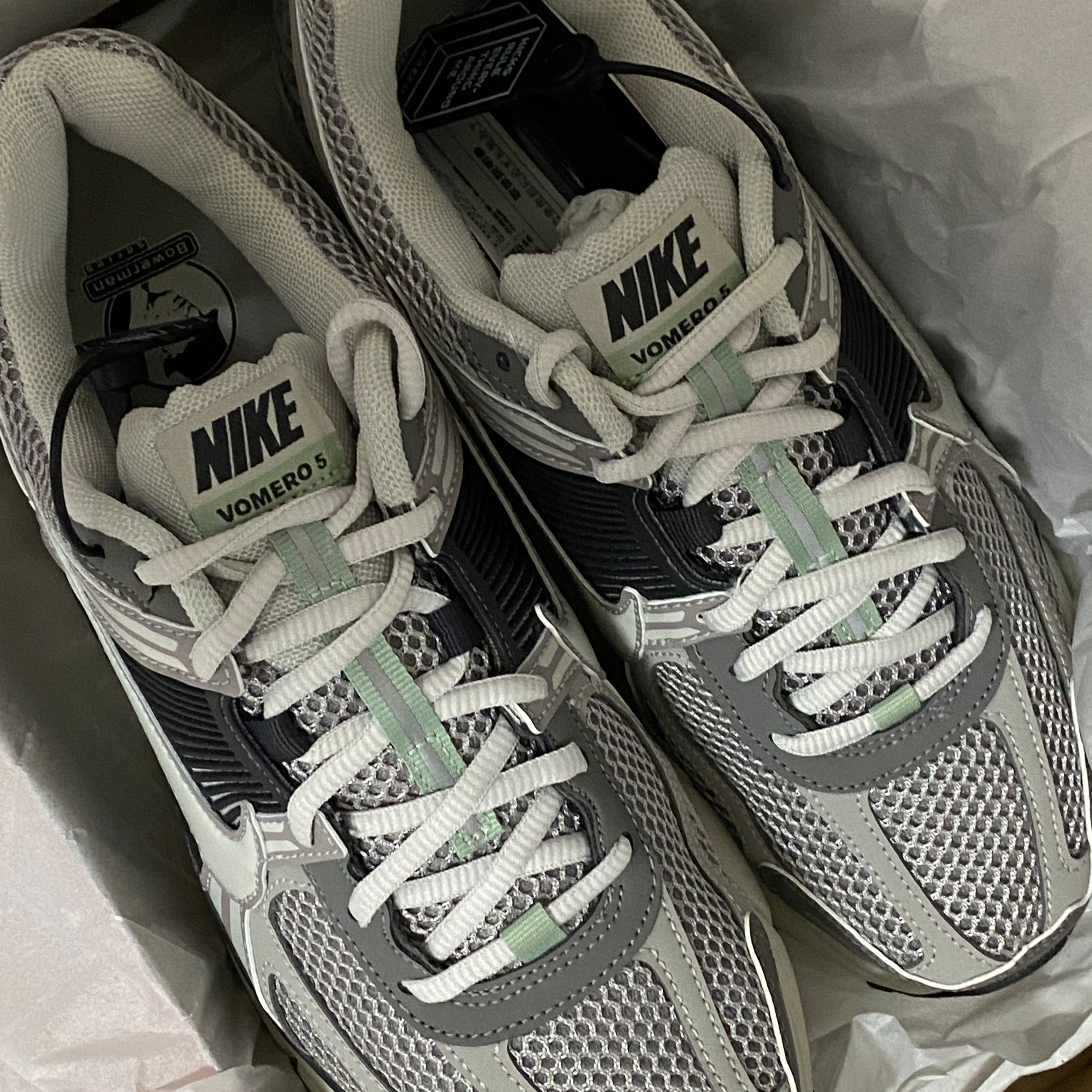 (W) Nike Zoom Vomero 5 Cobblestone and Flat Pewter 착용 스타일 - 1