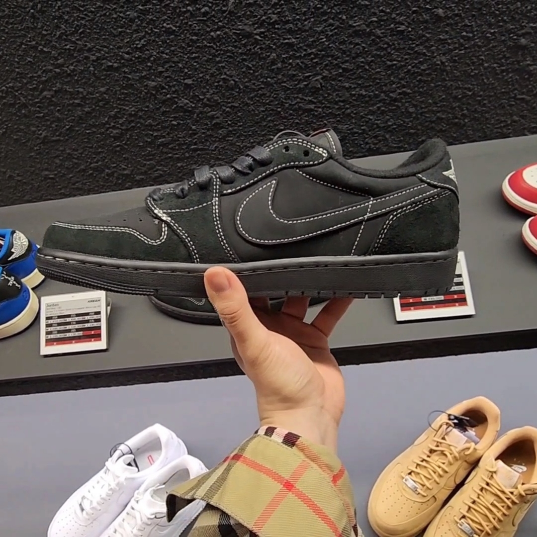 Jordan 1 x Travis Scott Retro Low OG SP Black Phantom 착용 스타일 - 2