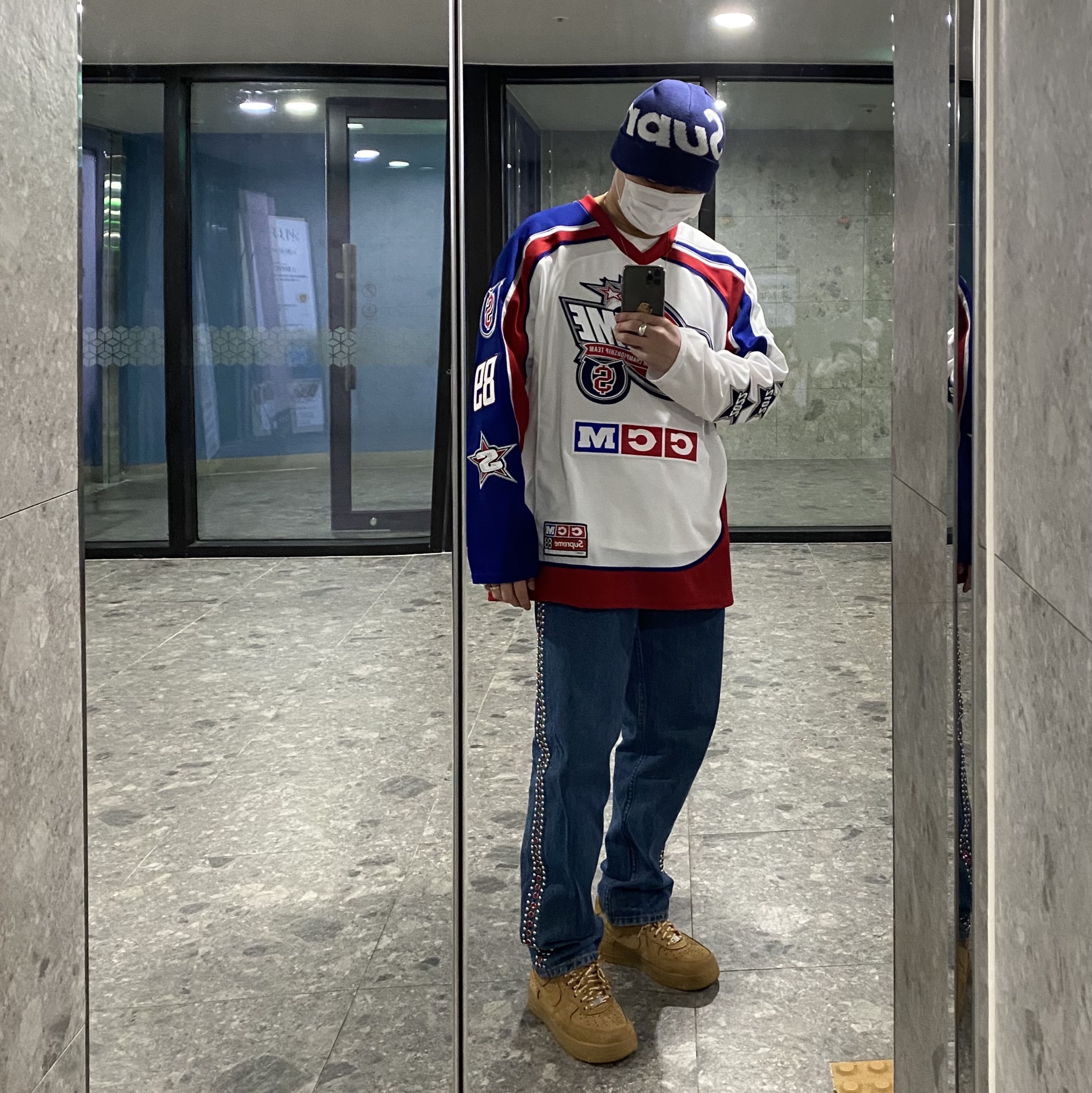 Supreme x CCM All Stars Hockey Jersey White - 22FW, Supreme Big Logo Beanie Navy 착용 스타일 - 3