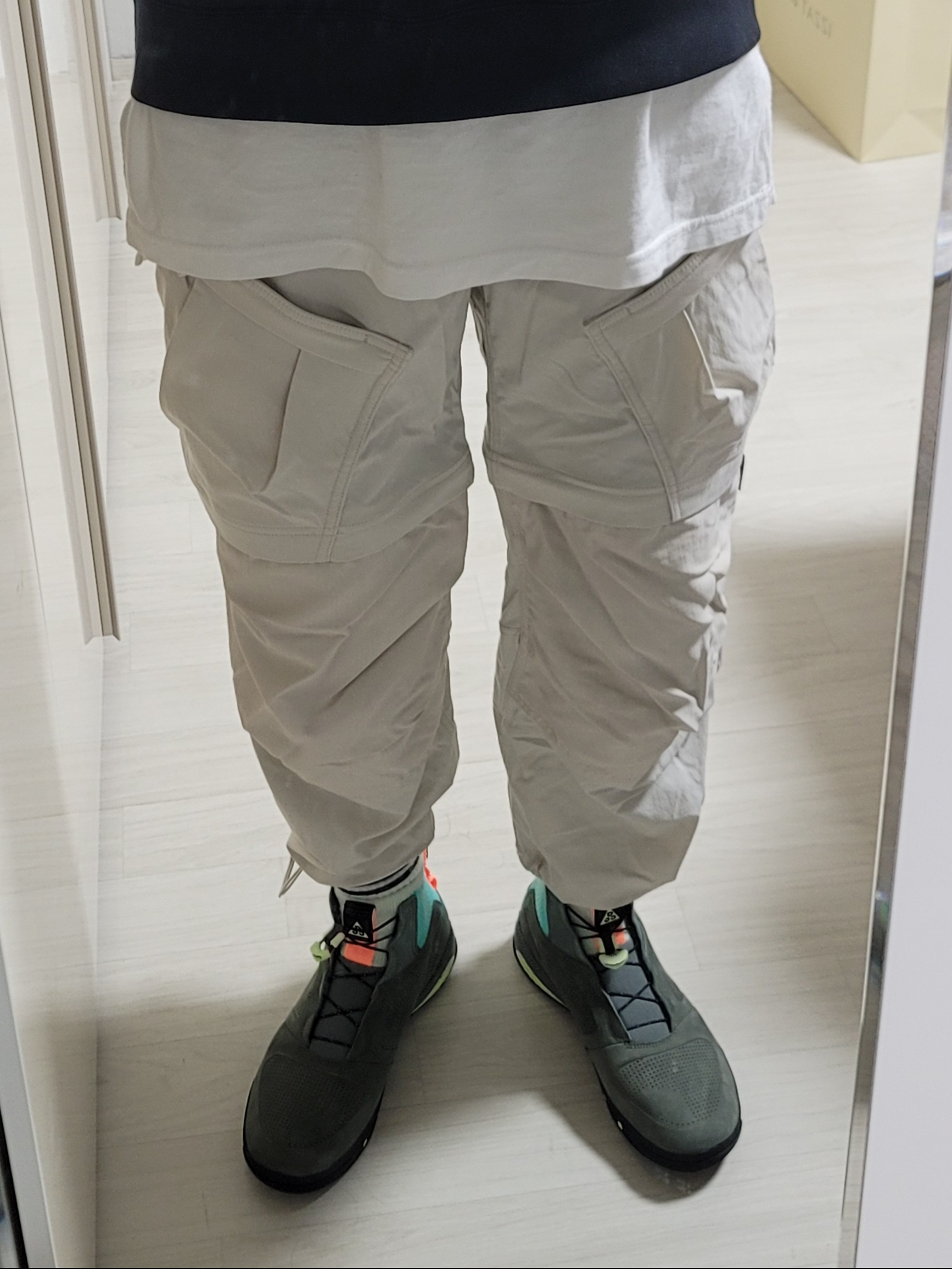 Nike ACG Smith Summit Cargo Pants Light Orewood Brown - Asia, Nike ACG Ruckel Ridge Multi-Color 착용 스타일 - 2
