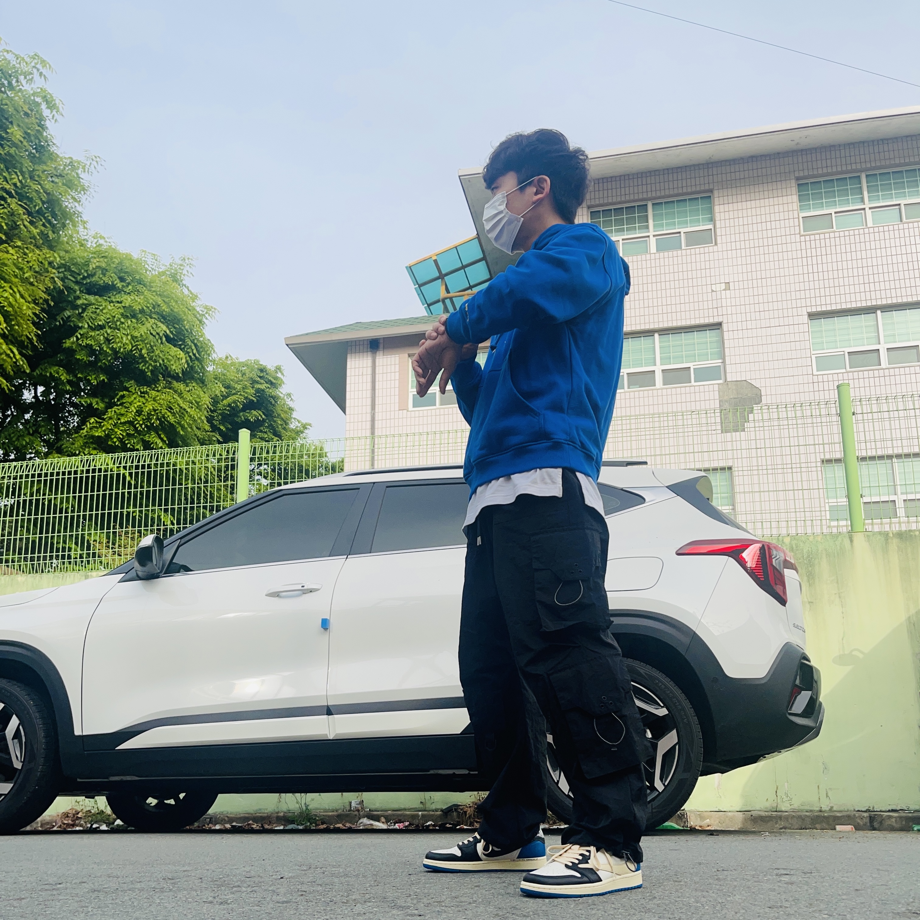 Jordan 1 x Travis Scott x Fragment Retro Low OG SP Military Blue, Souvenir Official Eunify Classic Hoodie Blue 착용 스타일