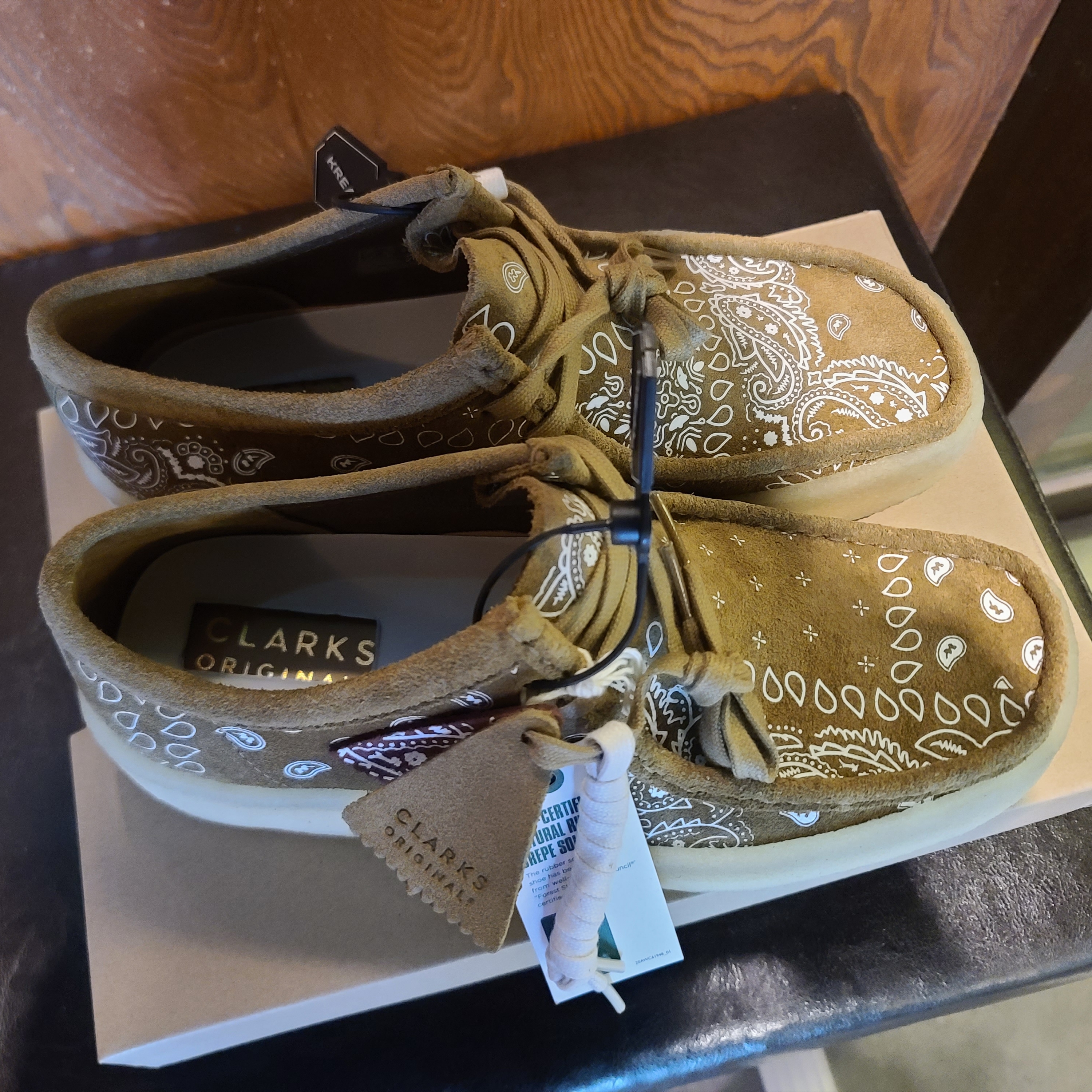 Clarks Wallabee Cup Dark Olive Print 착용 스타일
