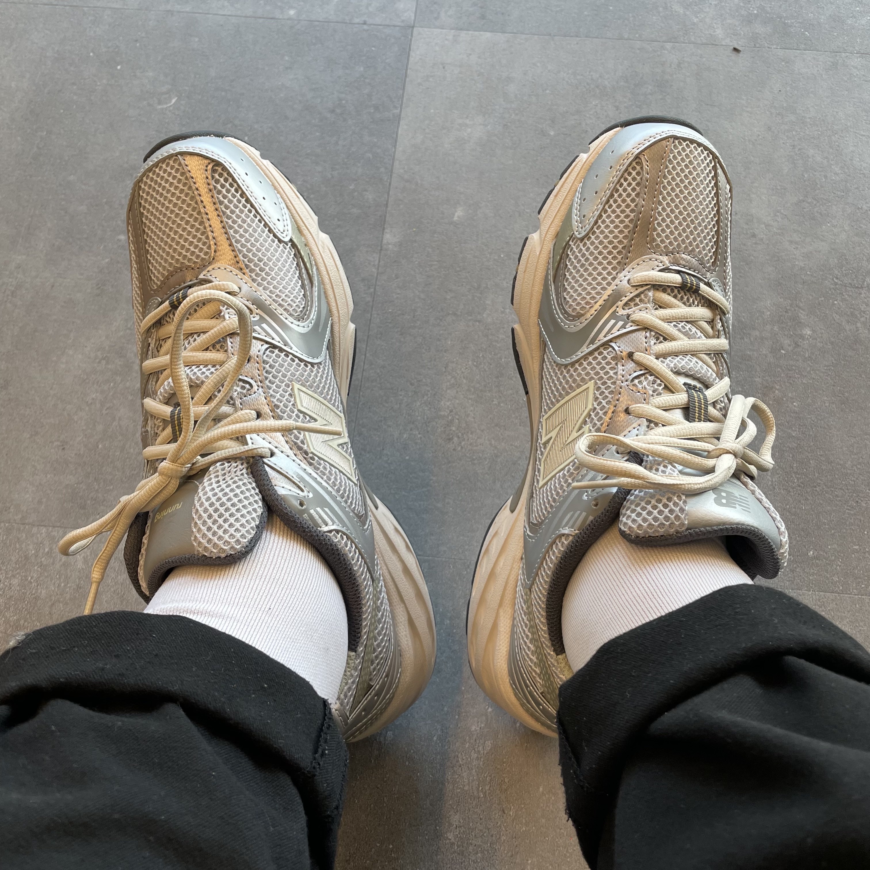 New Balance 530 Earth 착용 스타일 - 3