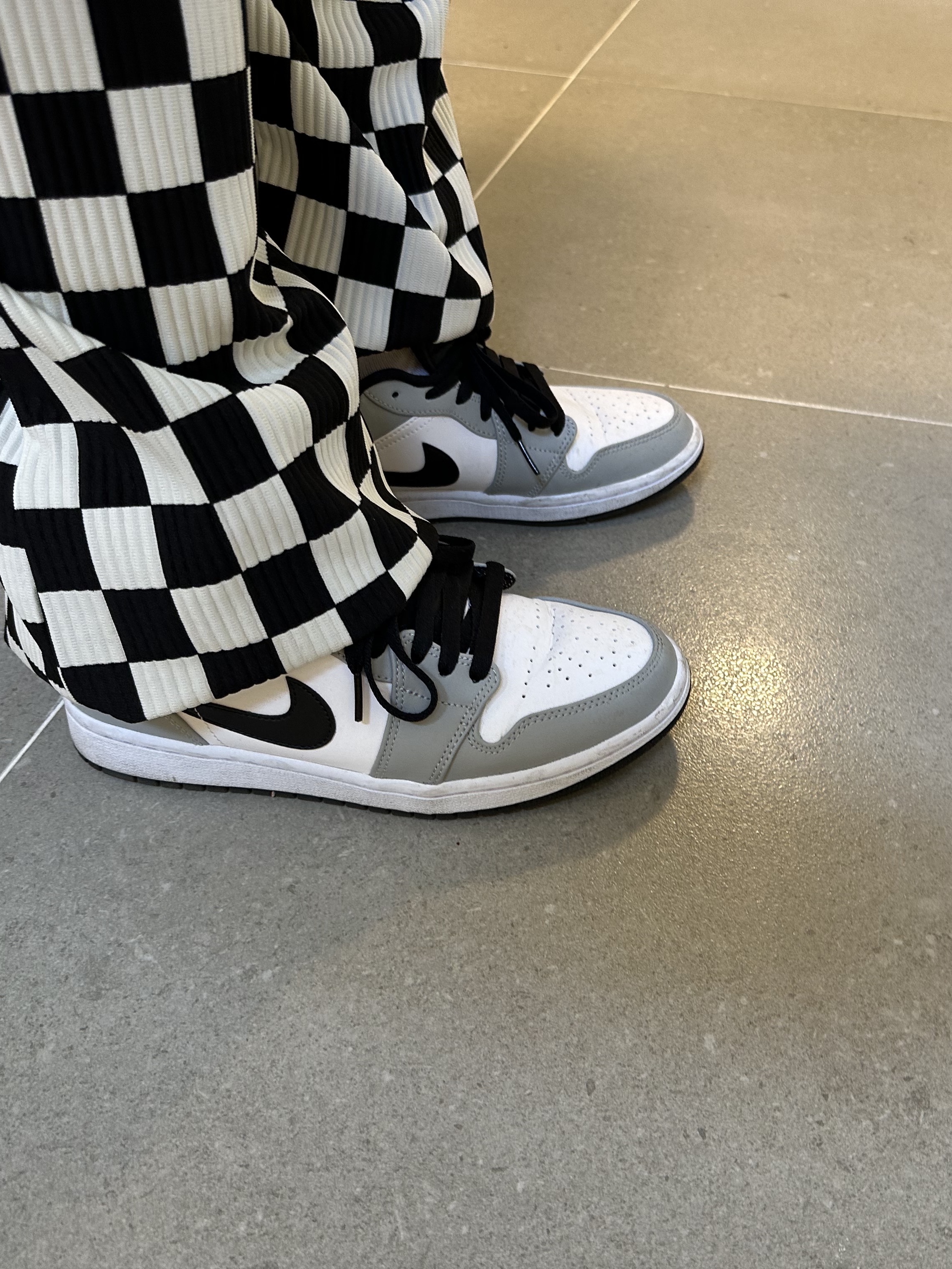 Jordan 1 Low Light Smoke Grey, Louis Vuitton Monogram Gradient Hoodie Black 착용 스타일 - 3