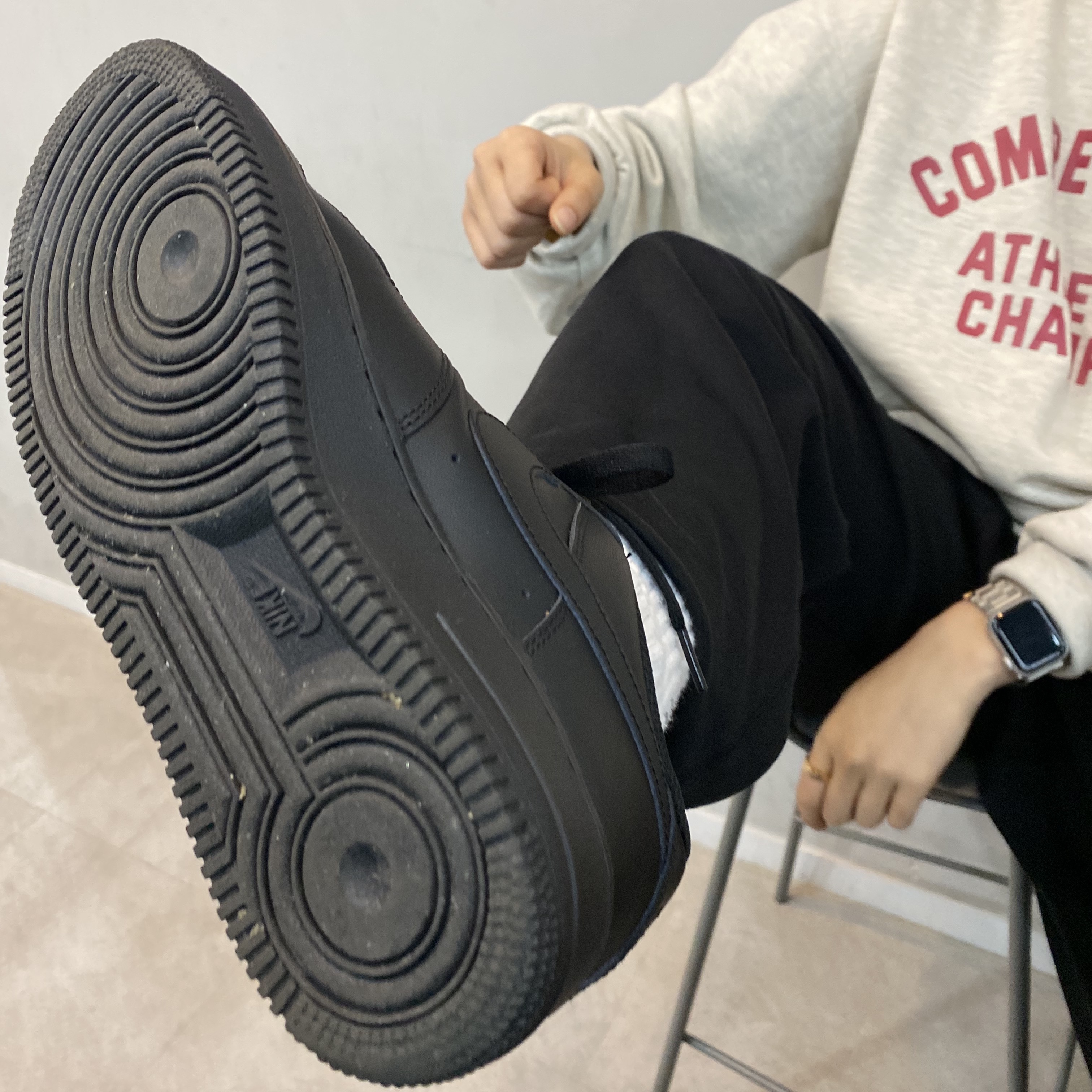 Nike Air Force 1 '07 Low Triple Black 착용 스타일