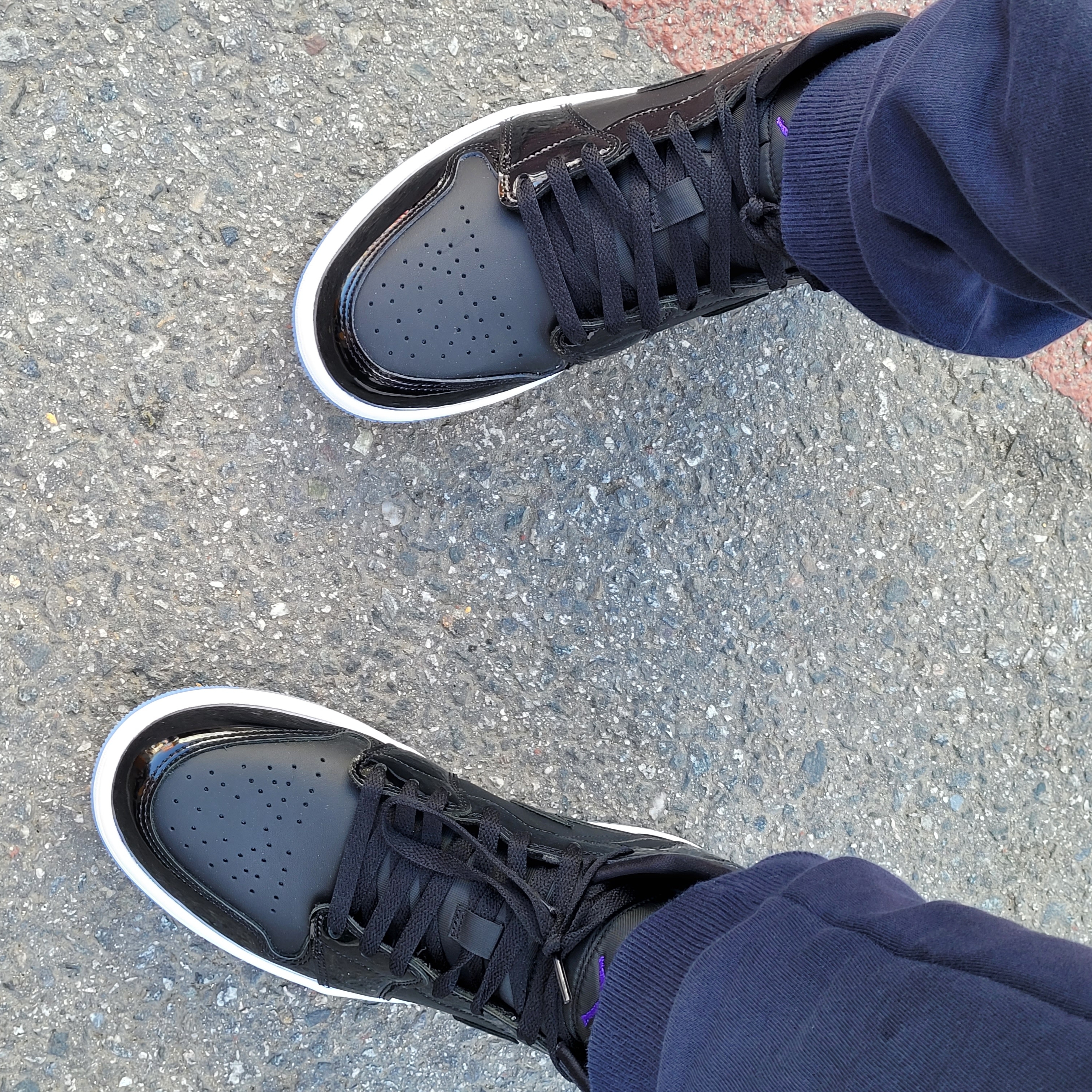 Jordan 1 Mid SE Black Dark Concord 착용 스타일 - 2