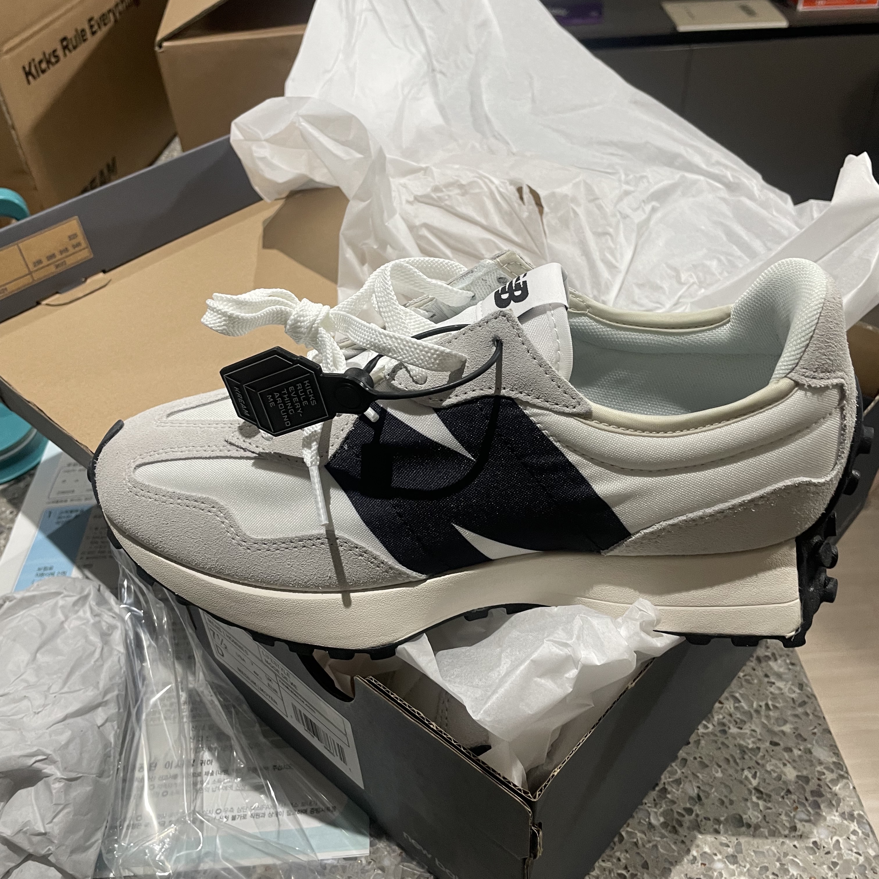 New Balance 327 White Black 착용 스타일