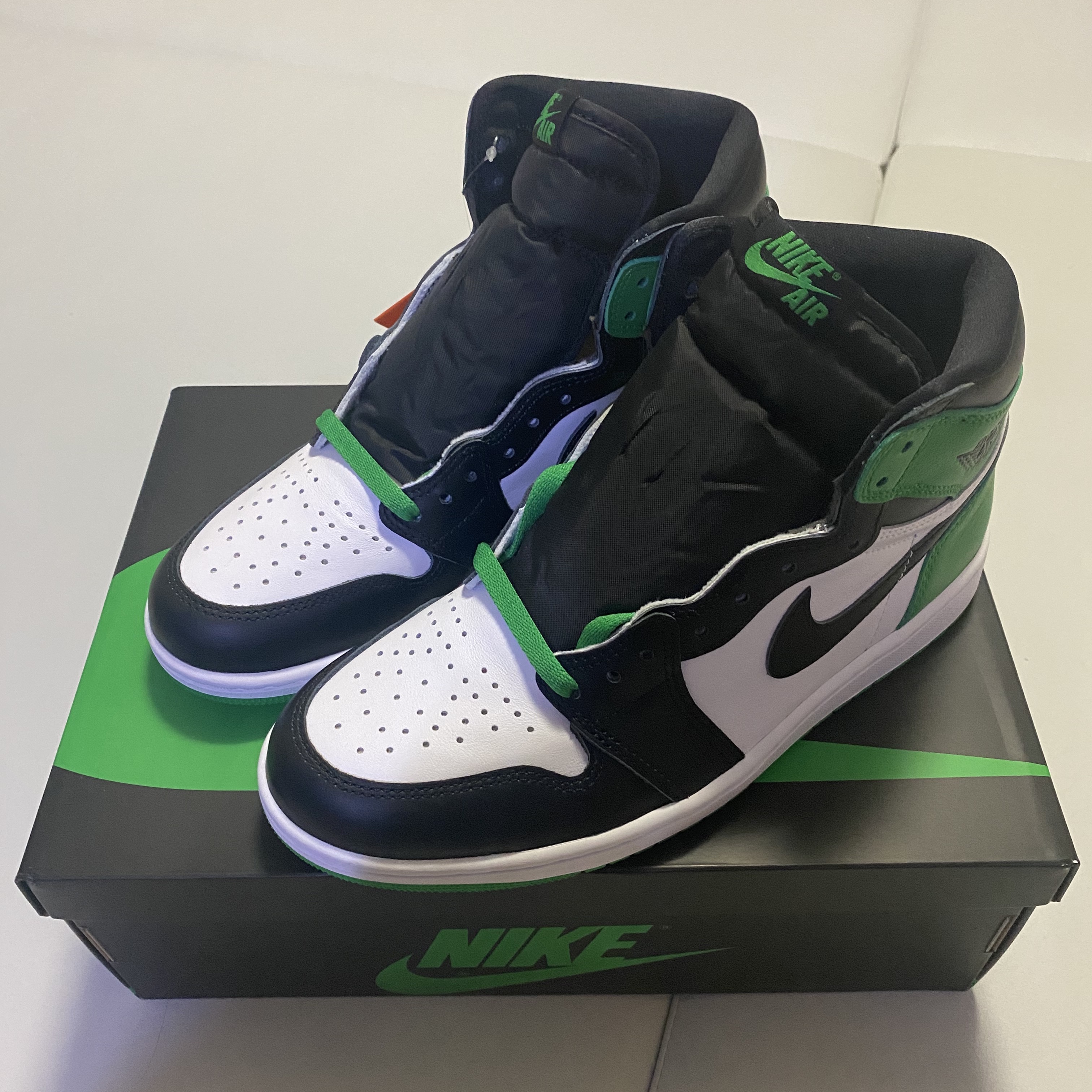 Jordan 1 Retro High OG Black and Lucky Green 착용 스타일 - 2