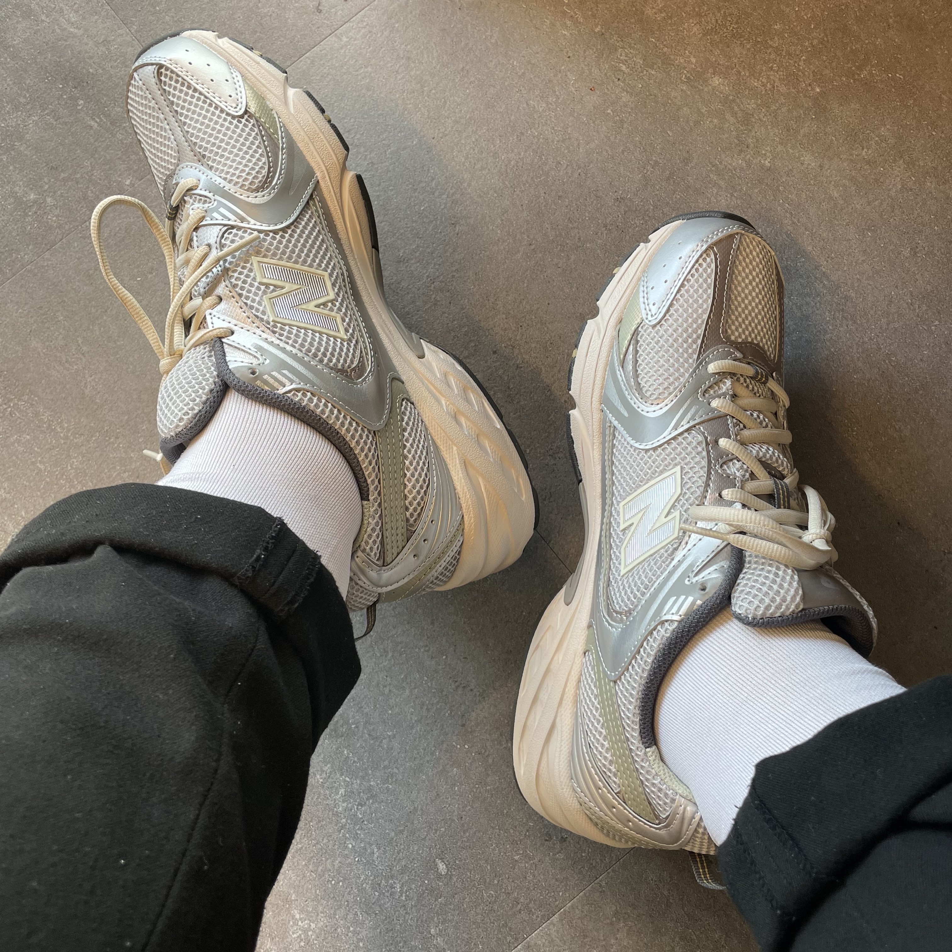 New Balance 530 Earth 착용 스타일 - 1