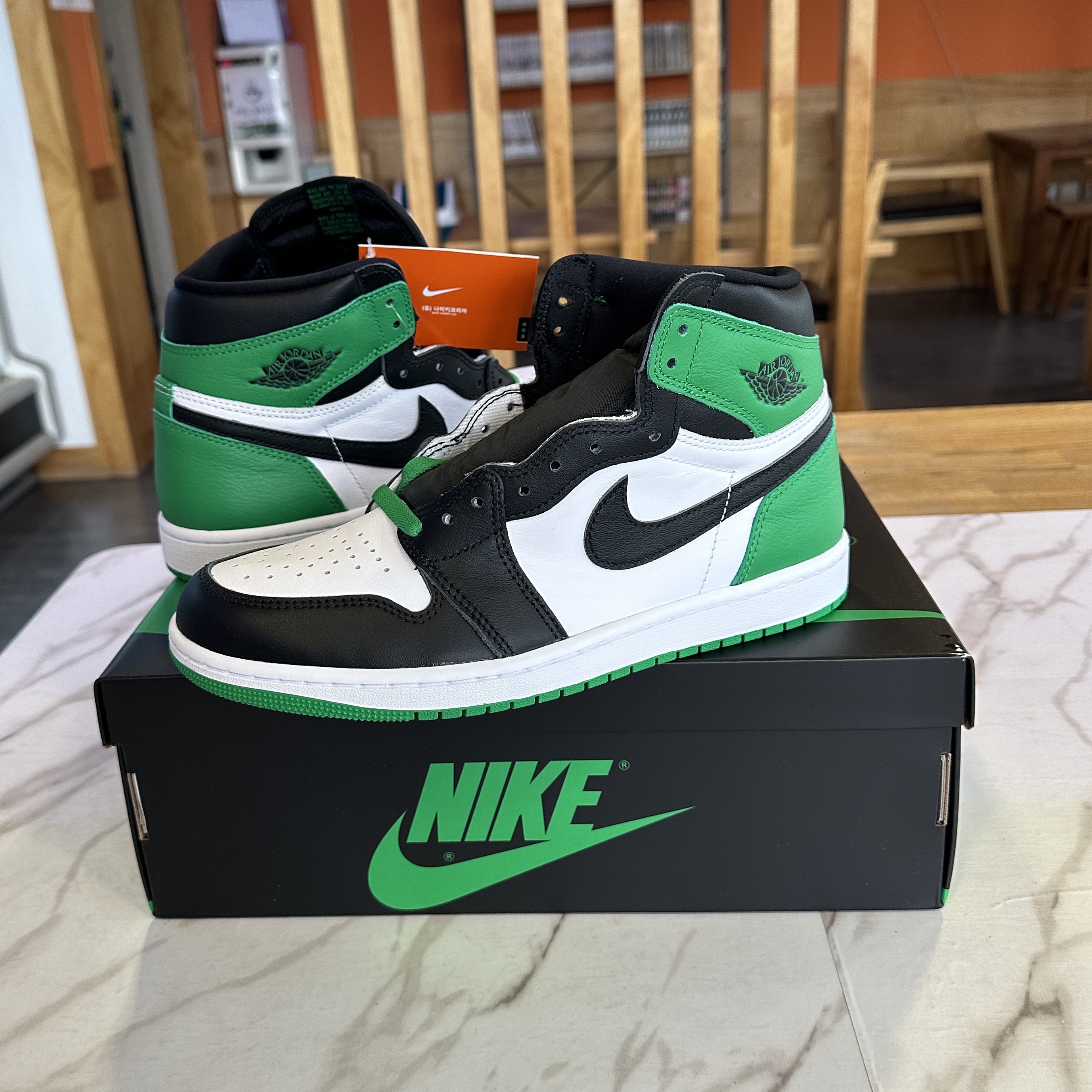 Jordan 1 Retro High OG Black and Lucky Green 착용 스타일