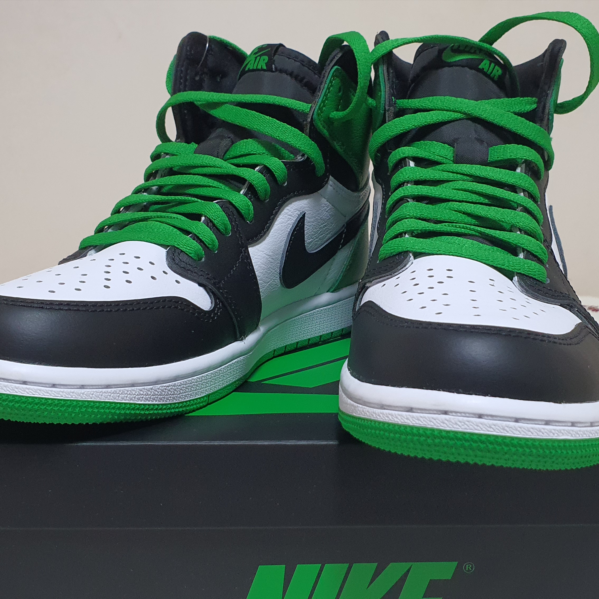 Jordan 1 Retro High OG Black and Lucky Green 착용 스타일 - 2