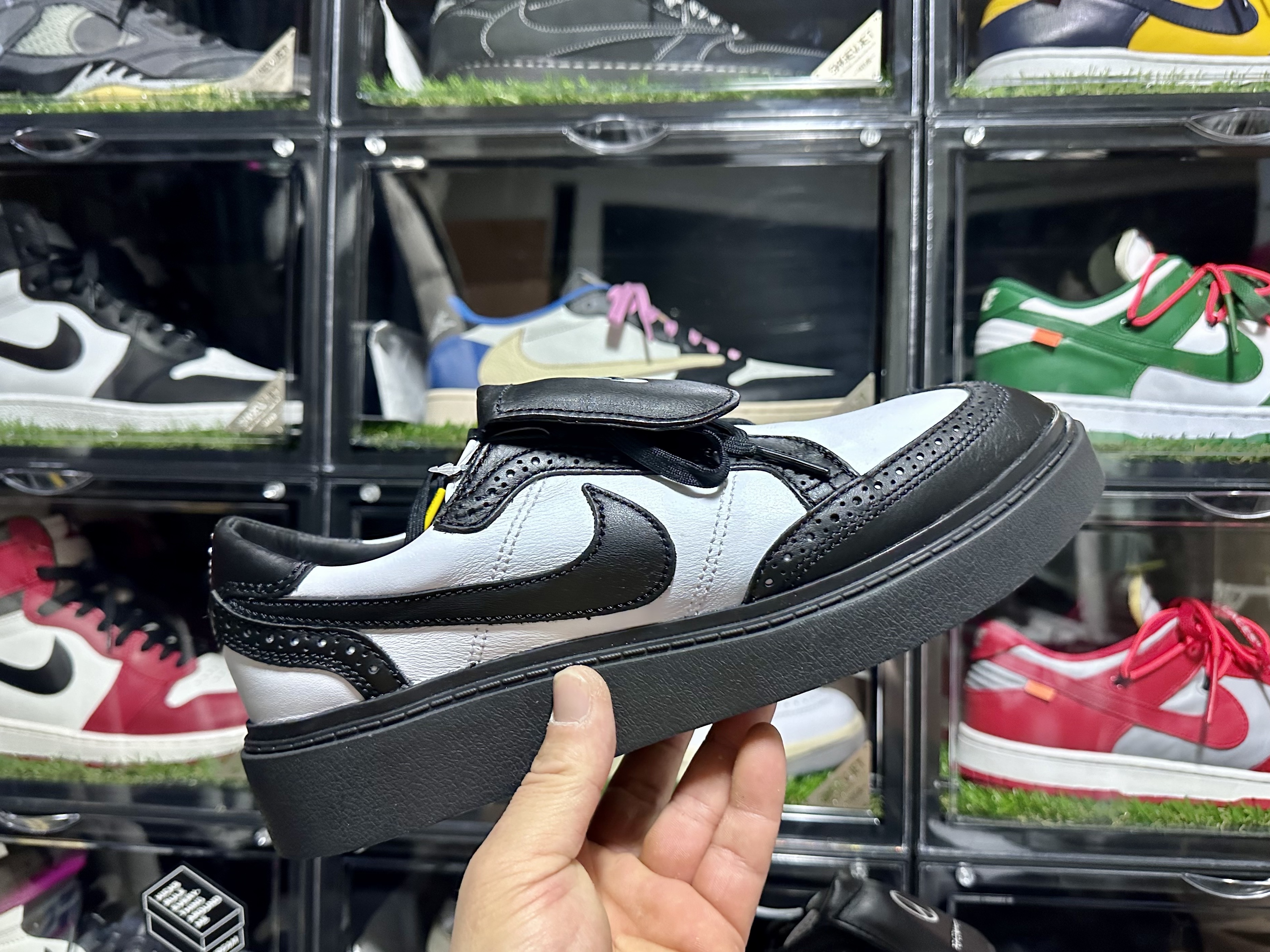 Nike x Peaceminusone Kwondo1 Black and White, Jordan 1 x Travis Scott Retro Low OG SP Black Phantom 착용 스타일 - 1