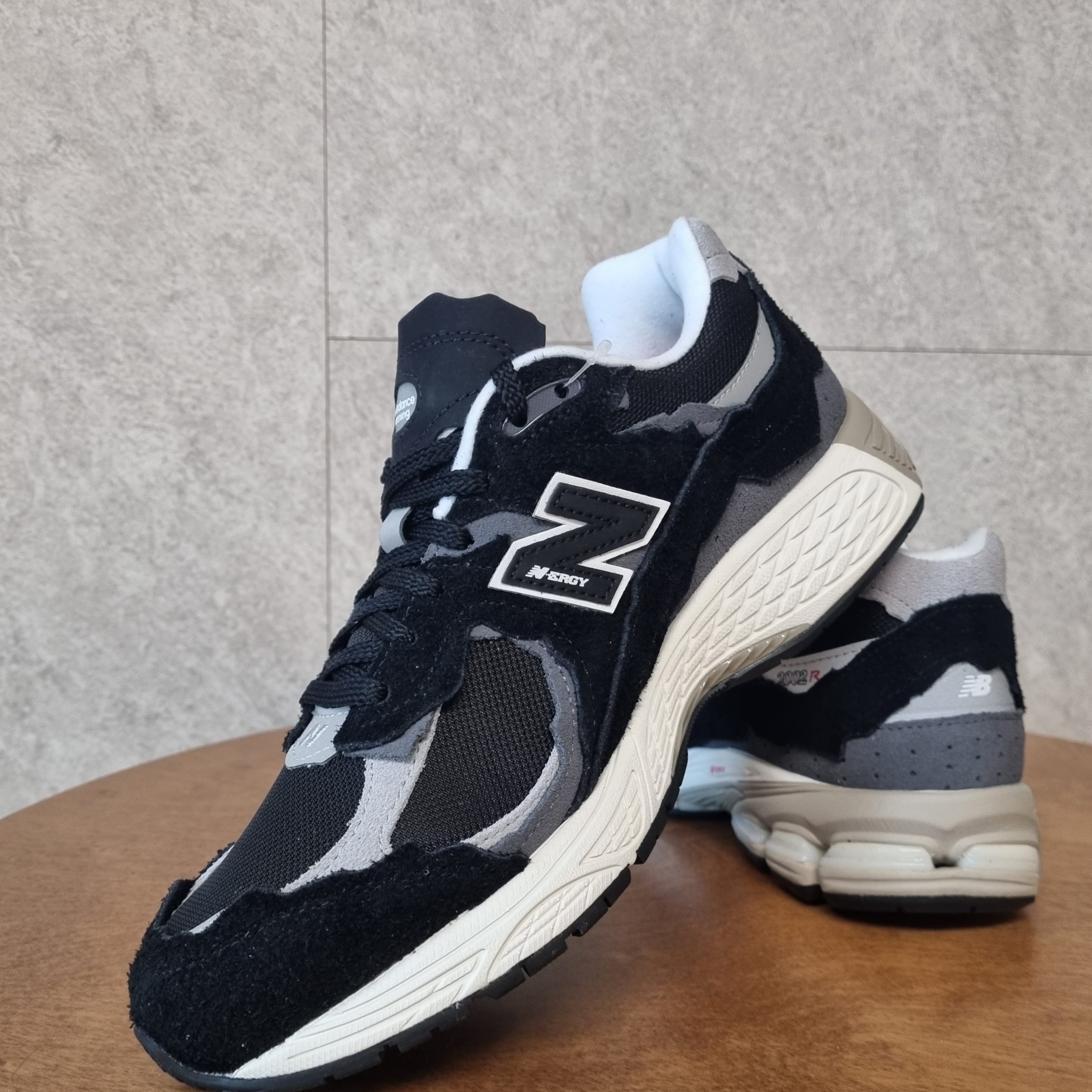 New Balance 2002R Protection Pack Black Grey 착용 스타일 - 2