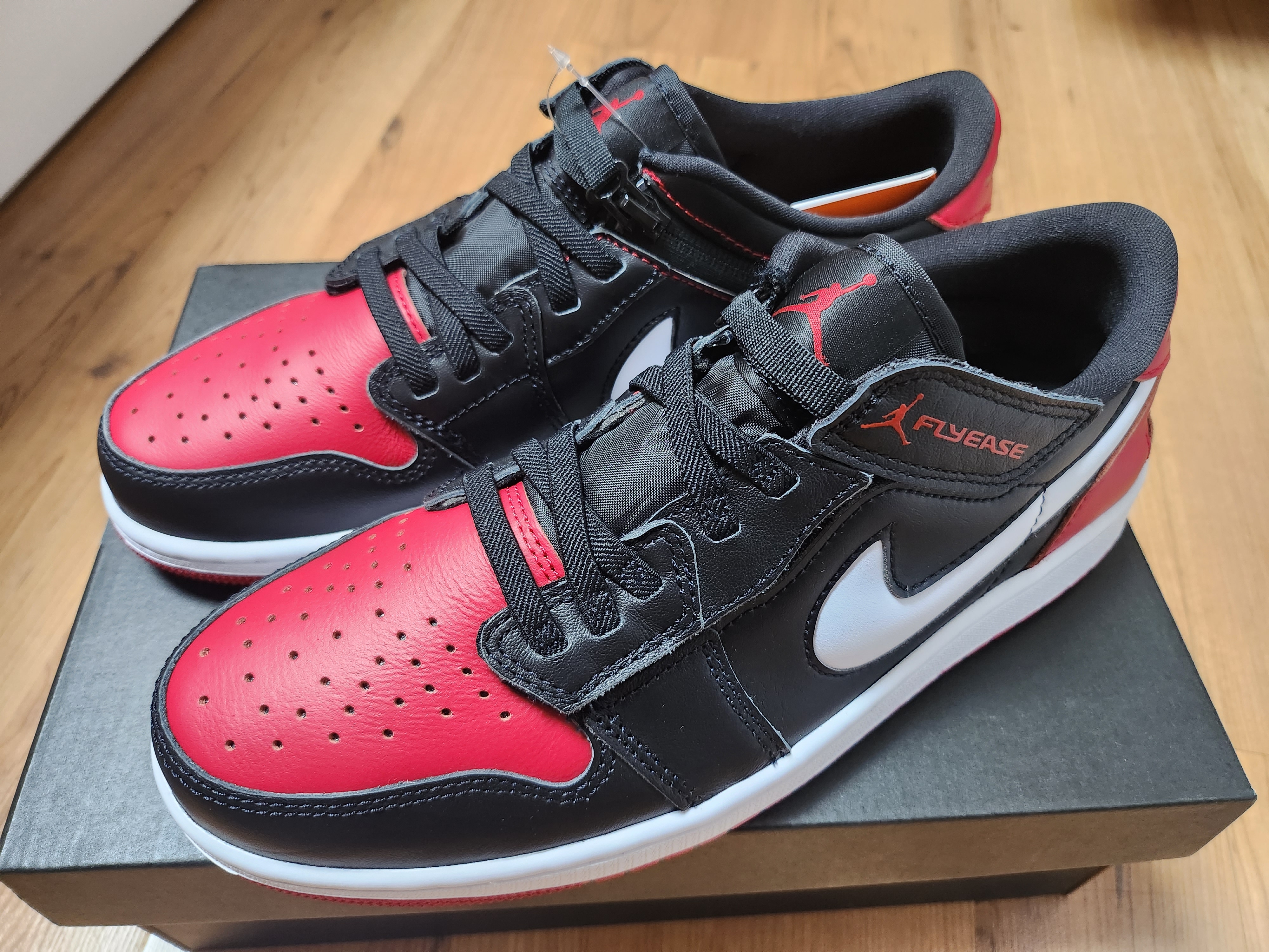 Jordan 1 Low Flyease Black Gym Red 착용 스타일 - 1