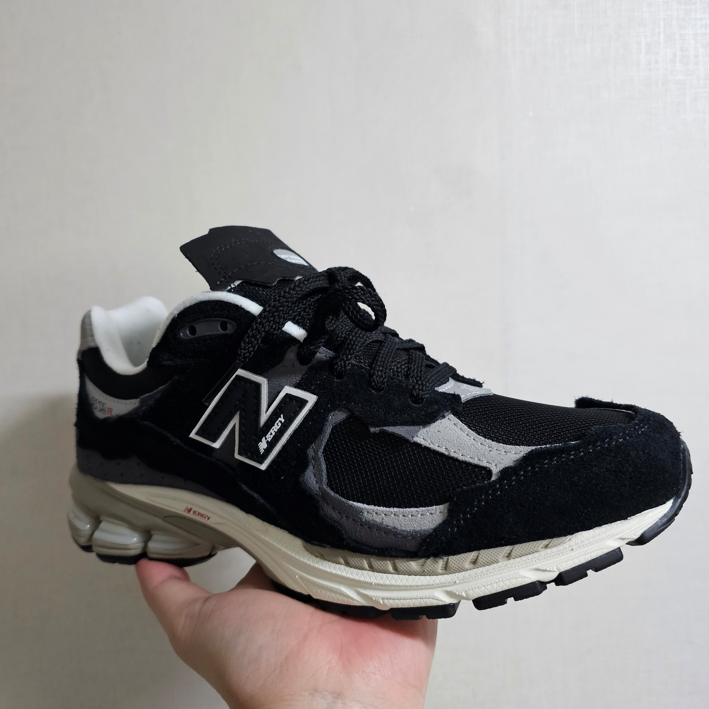 New Balance 2002R Protection Pack Black Grey 착용 스타일 - 1