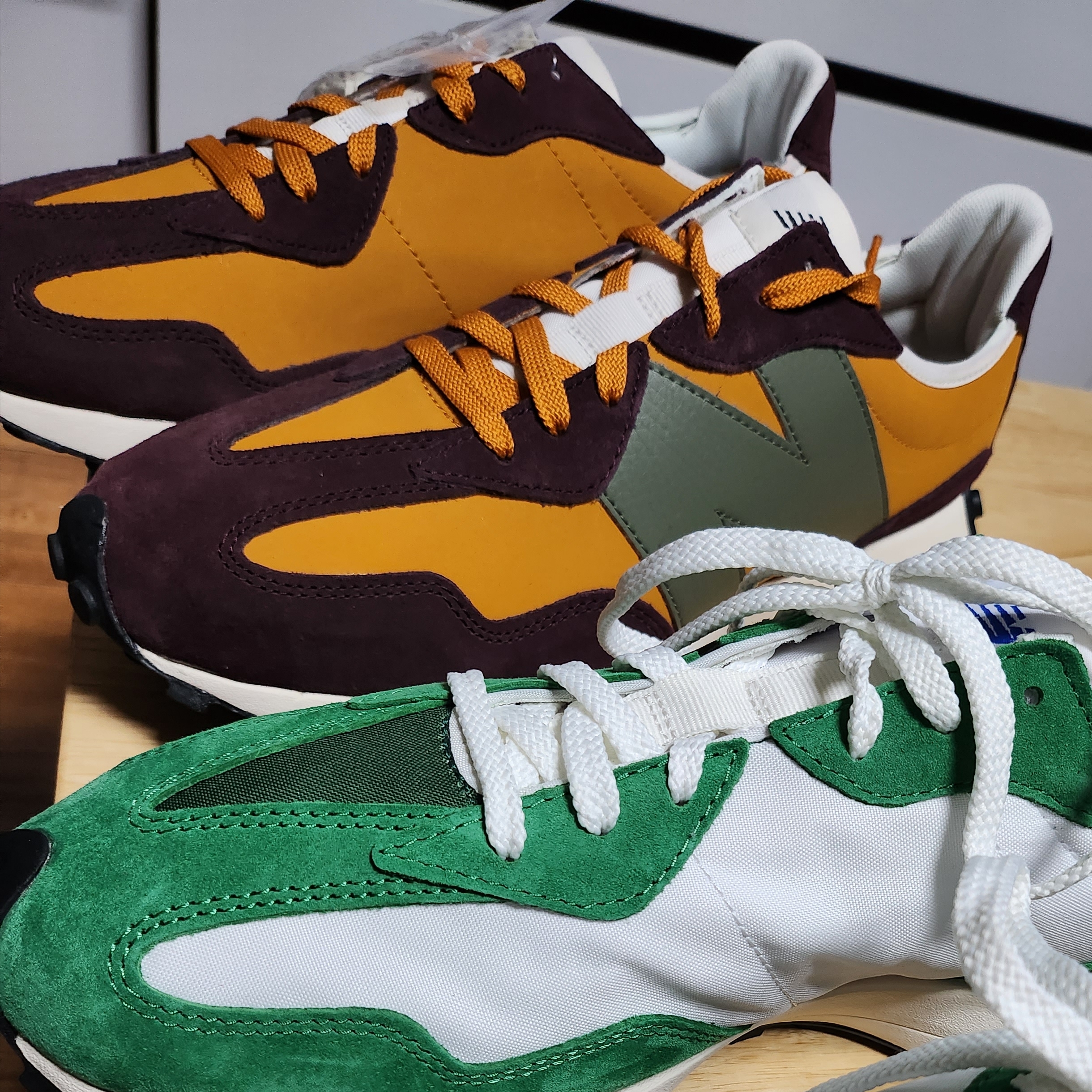 New Balance 327 Madras Orange, New Balance 327 Varsity Green 착용 스타일