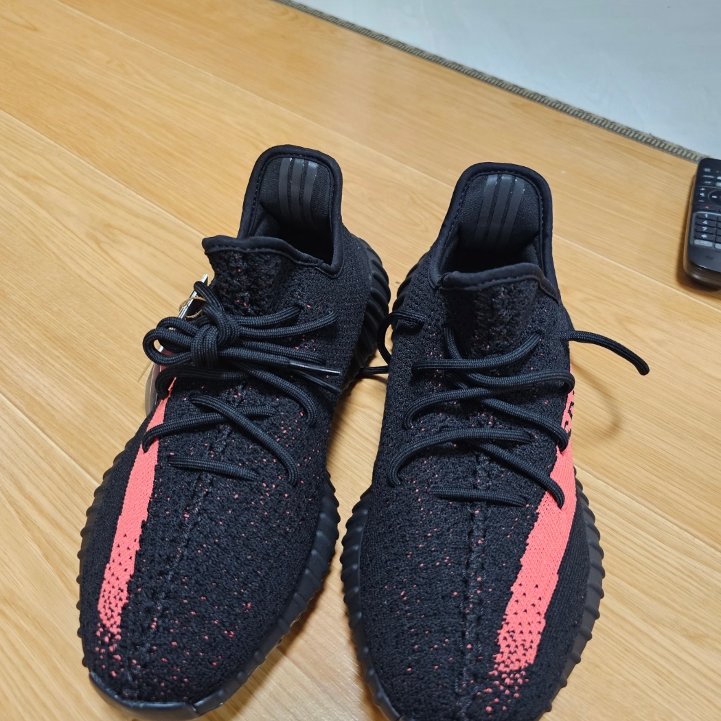 Adidas Yeezy Boost 350 V2 Core Black Red 2022/2023 착용 스타일