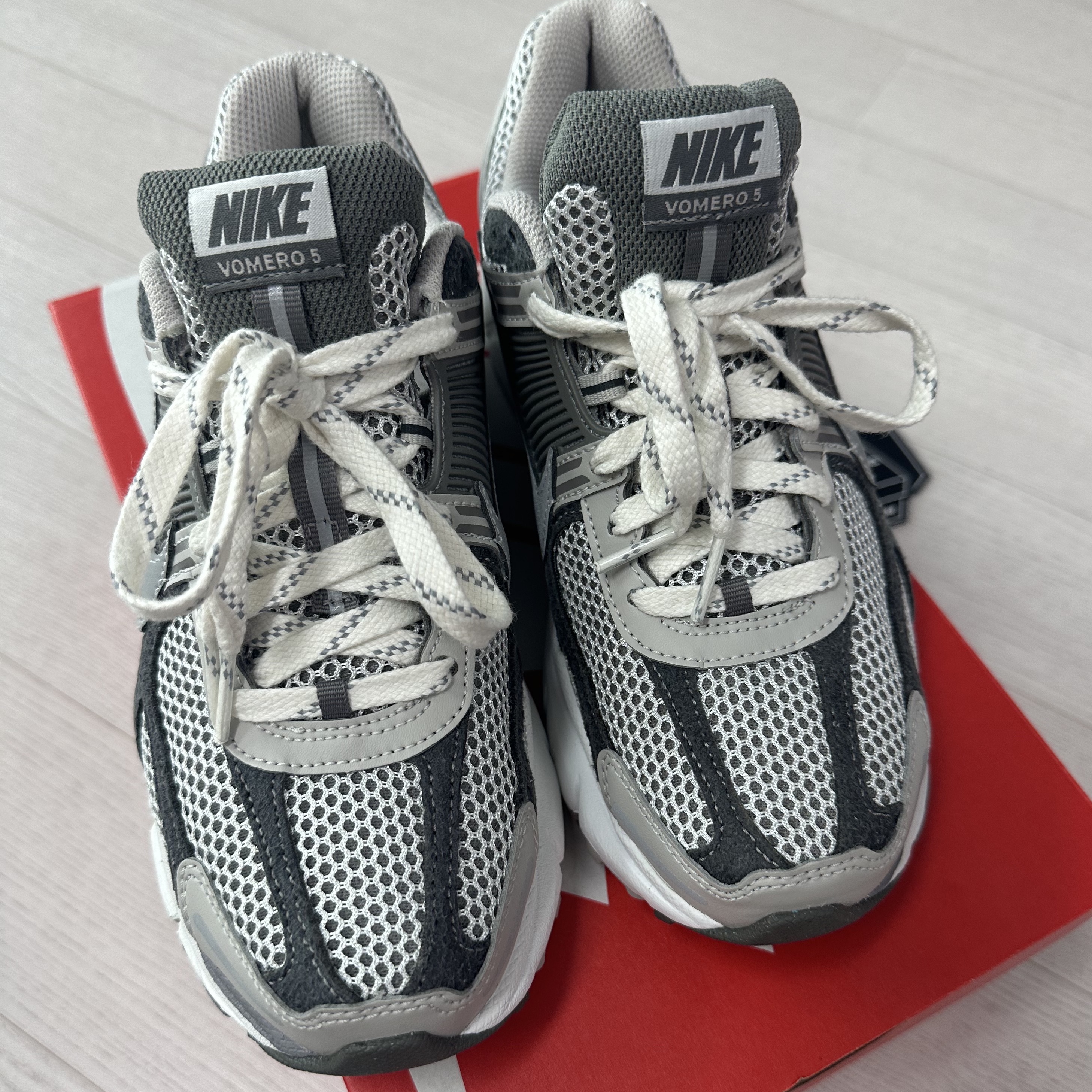 Nike Zoom Vomero 5 PRM Light Iron Ore and Flat Fewter 착용 스타일