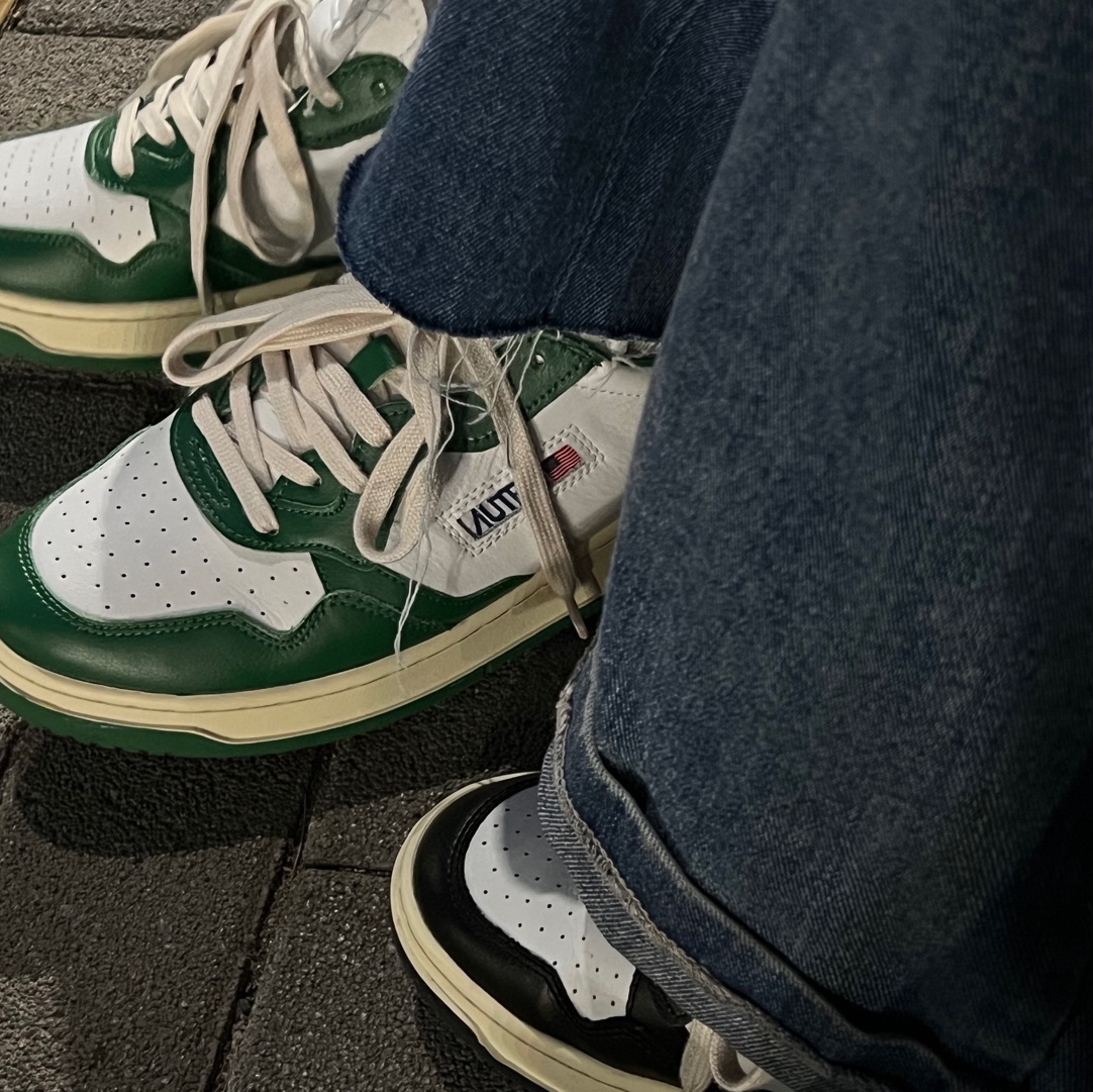 Autry Medalist Low Leather Sneakers Green White 착용 스타일