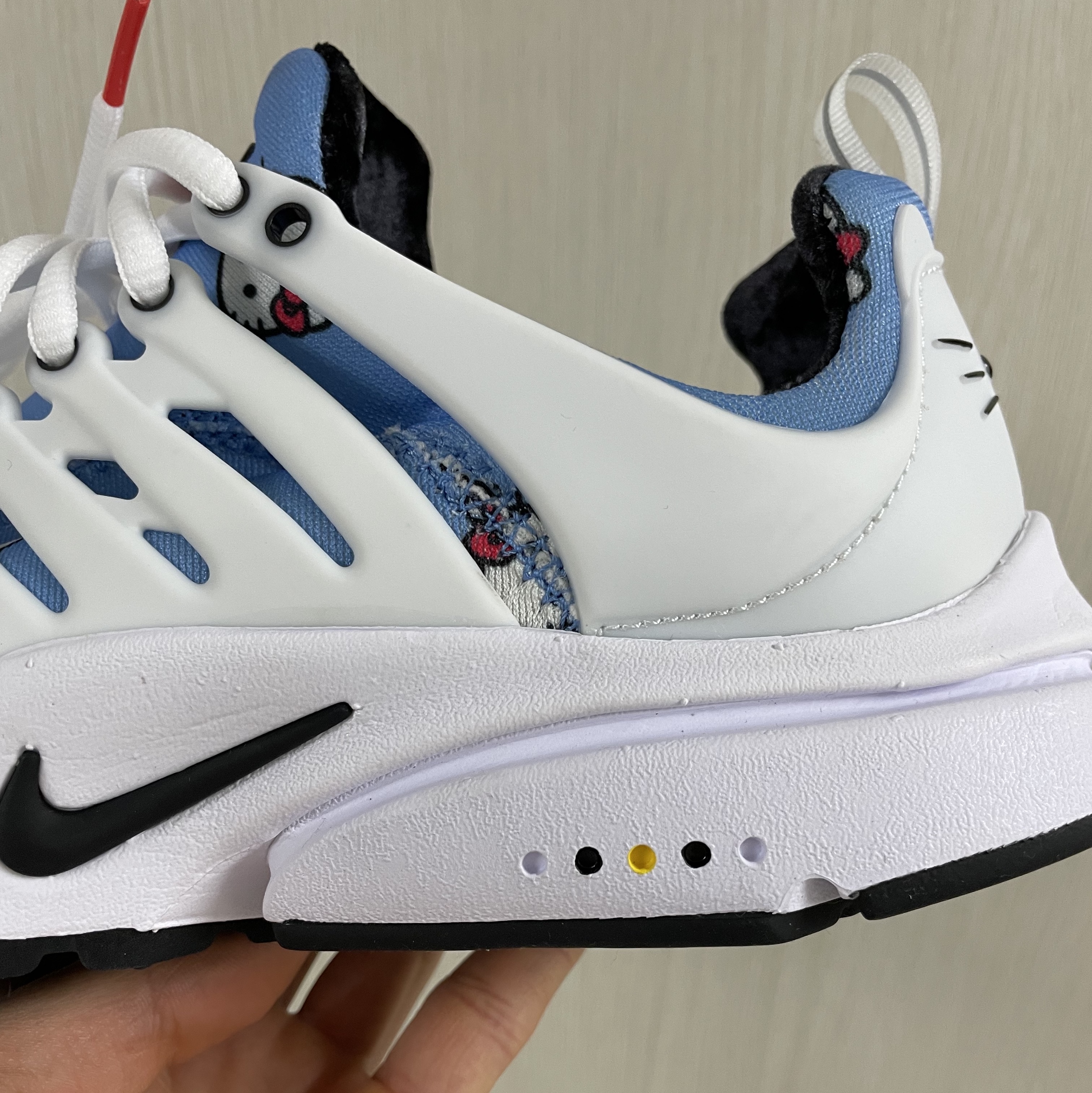 Nike x Hello Kitty Air Presto University Blue 착용 스타일 - 2