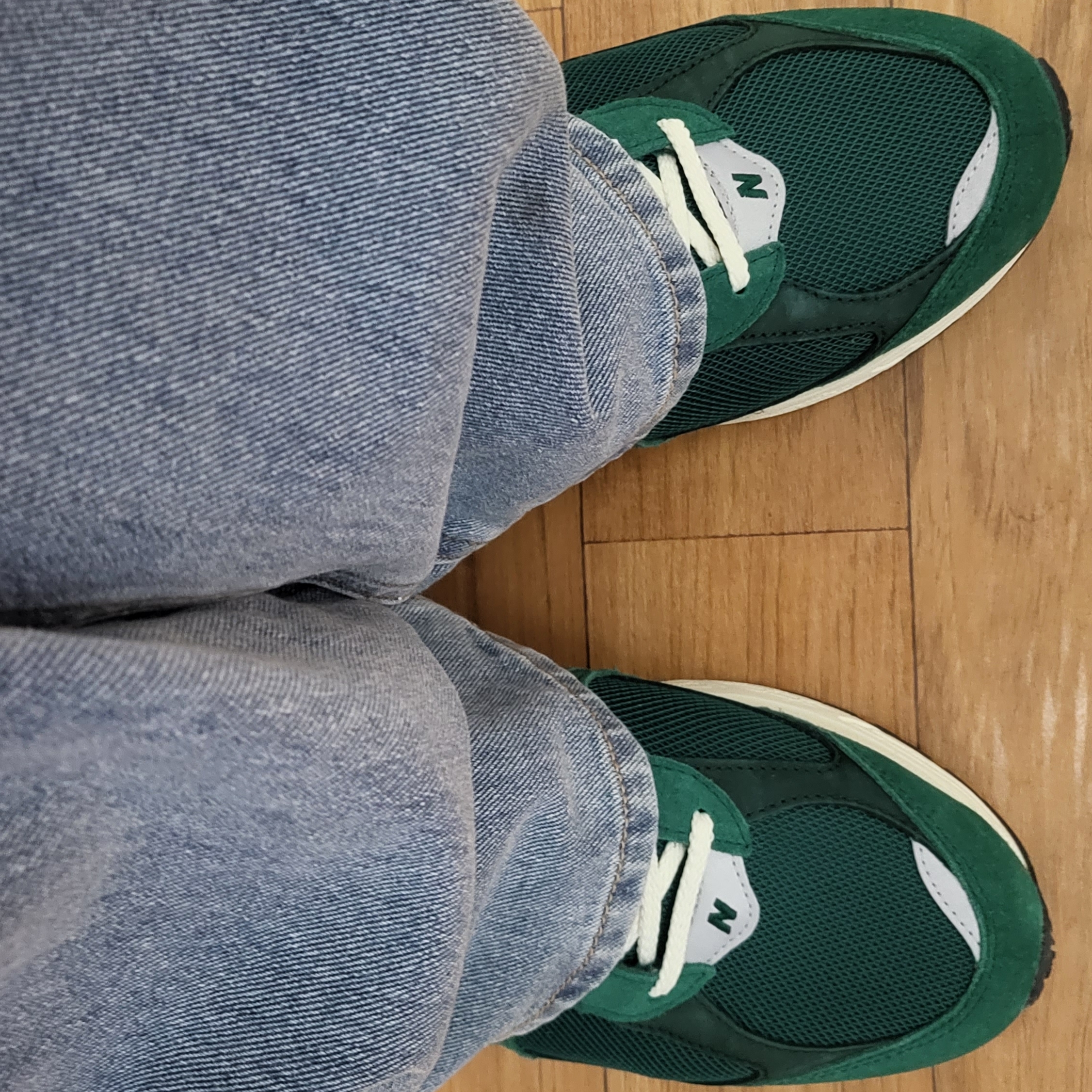 New Balance 2002R Nightwatch Green 착용 스타일