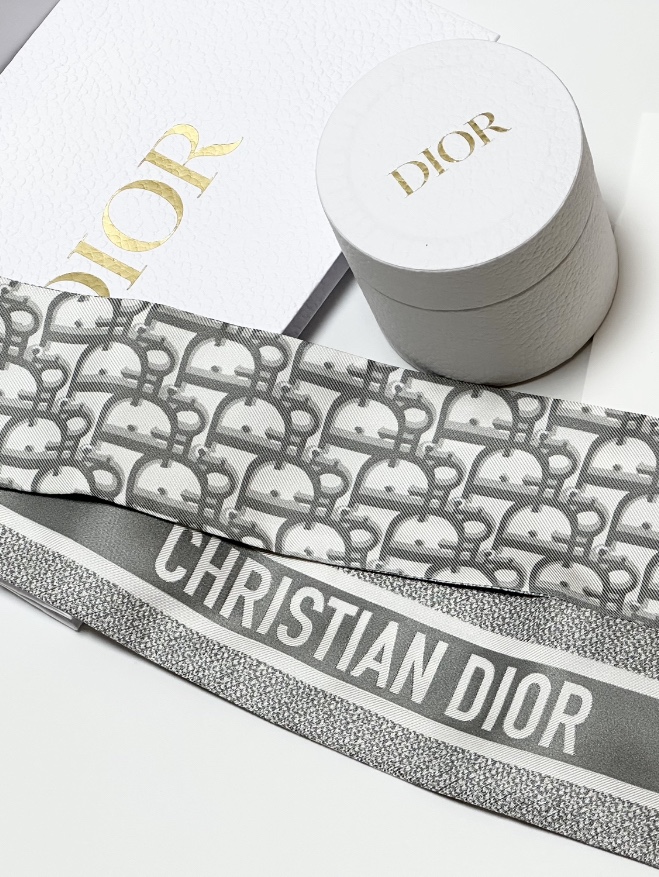 (W) Dior Oblique Mitzah Scarf Silk Twill Grey 착용 스타일 - 3