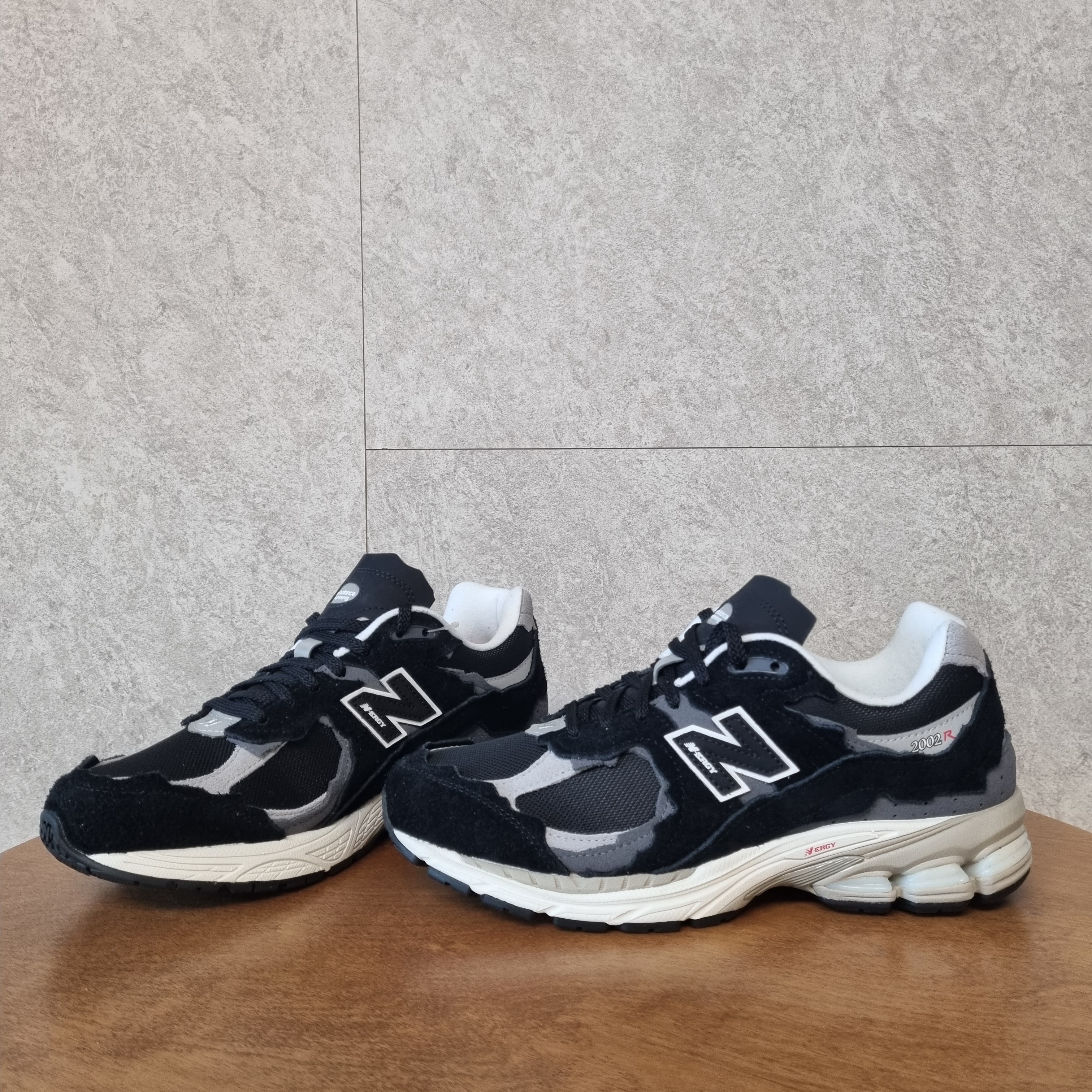 New Balance 2002R Protection Pack Black Grey 착용 스타일 - 1
