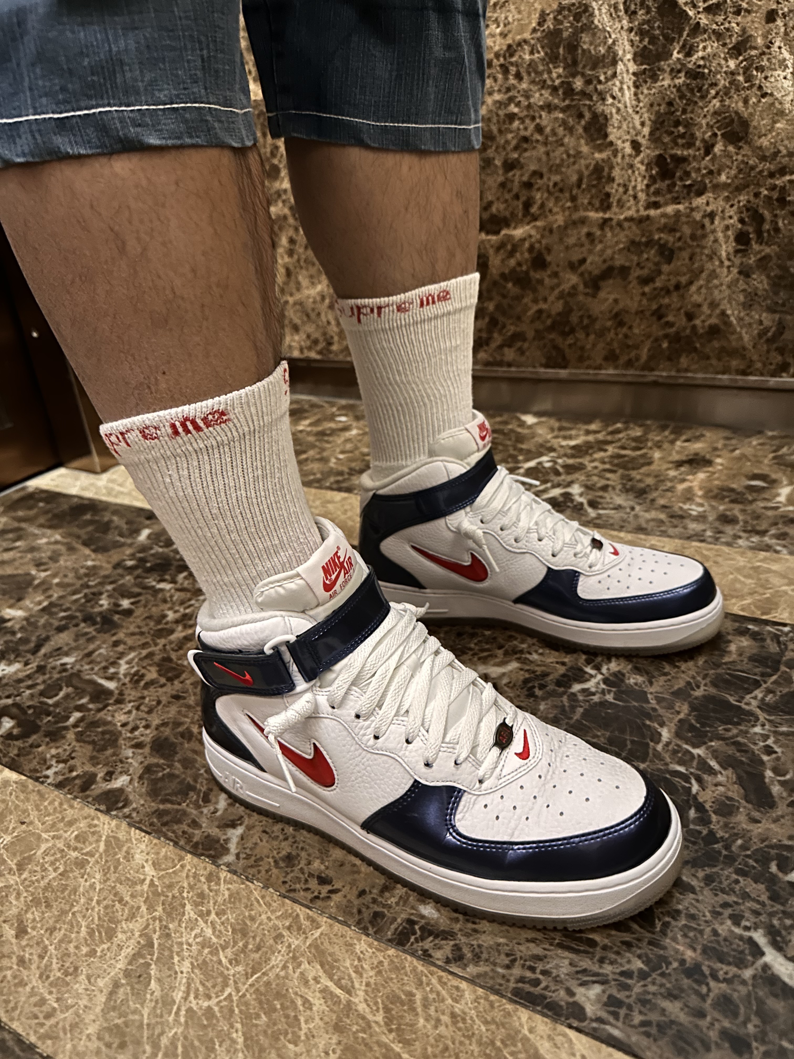 Supreme Gremlins Hockey Jersey White - 22FW, Nike Air Force 1 Mid QS University Red and Midnight Navy 착용 스타일 - 4