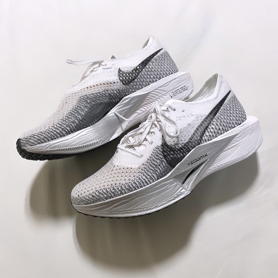 Nike ZoomX Vaporfly Next% 3 White Grey 착용 스타일 - 2