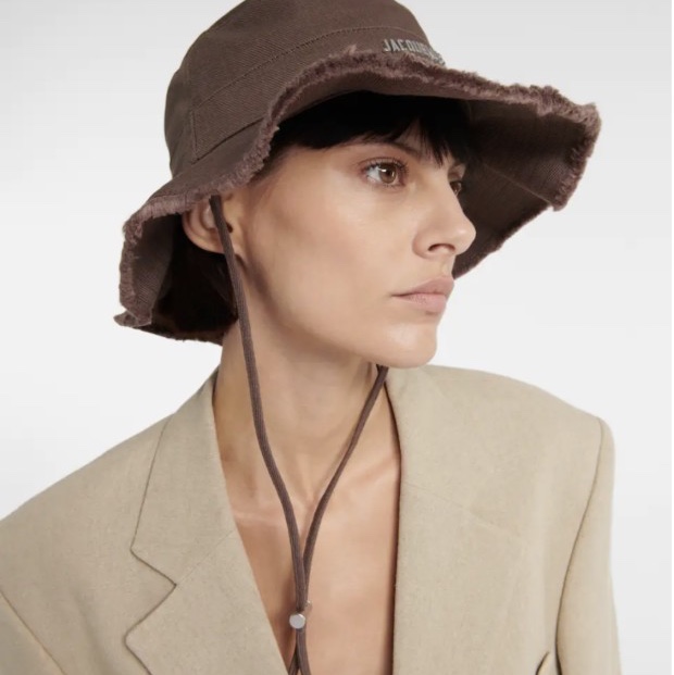 Jacquemus Le Bob Artichaut Bucket Hat Brown 착용 스타일 - 1