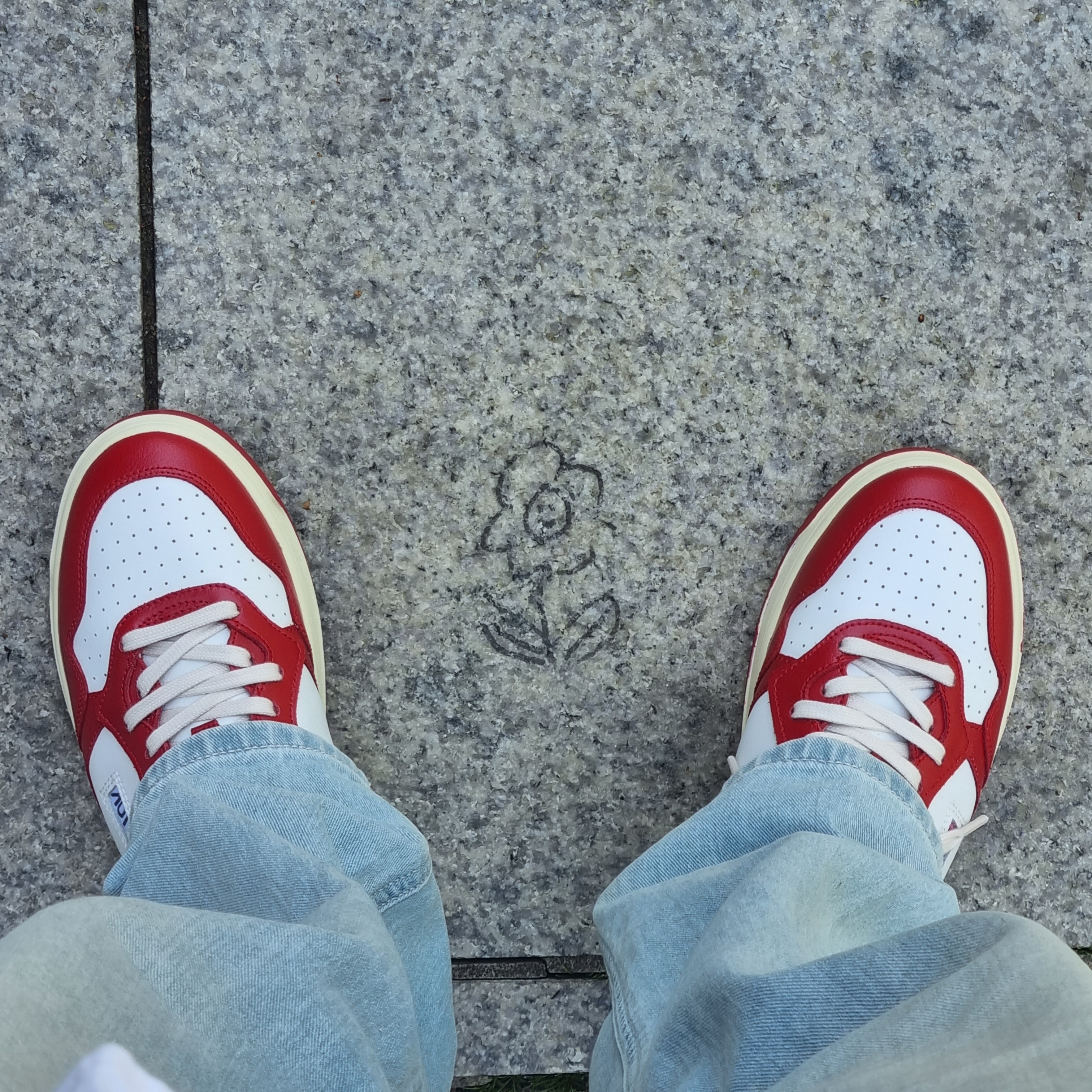 Autry Medalist Low Leather Sneakers Red White 착용 스타일 - 4