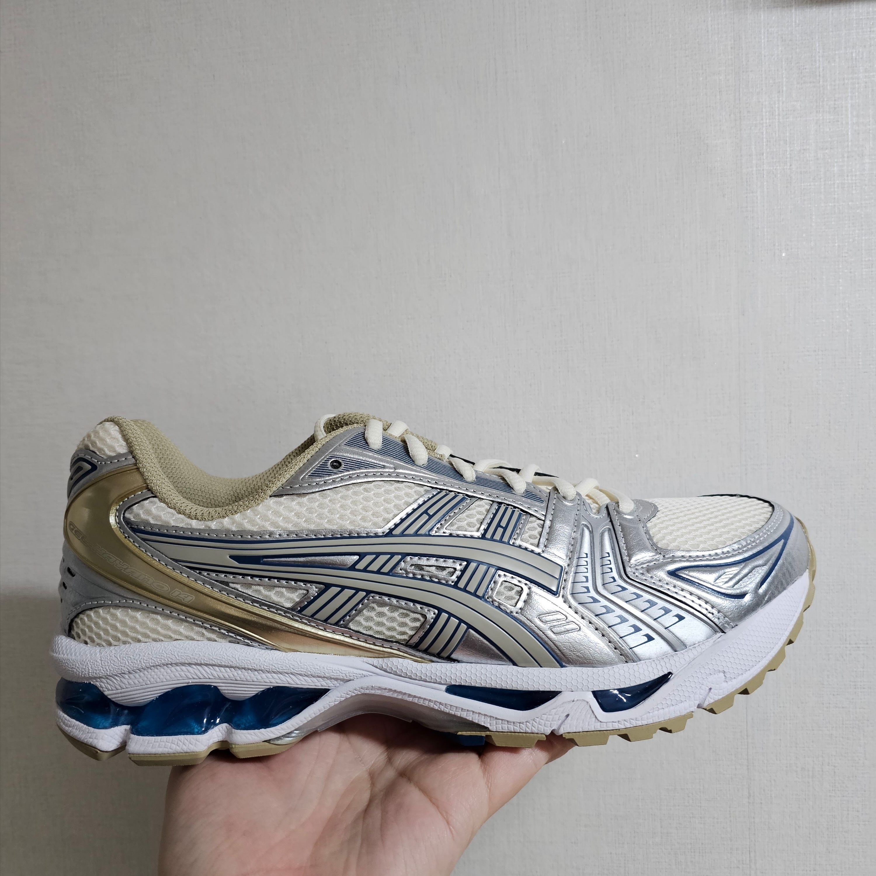 Asics Gel-Kayano 14 Cream Pure Silver 착용 스타일 - 2