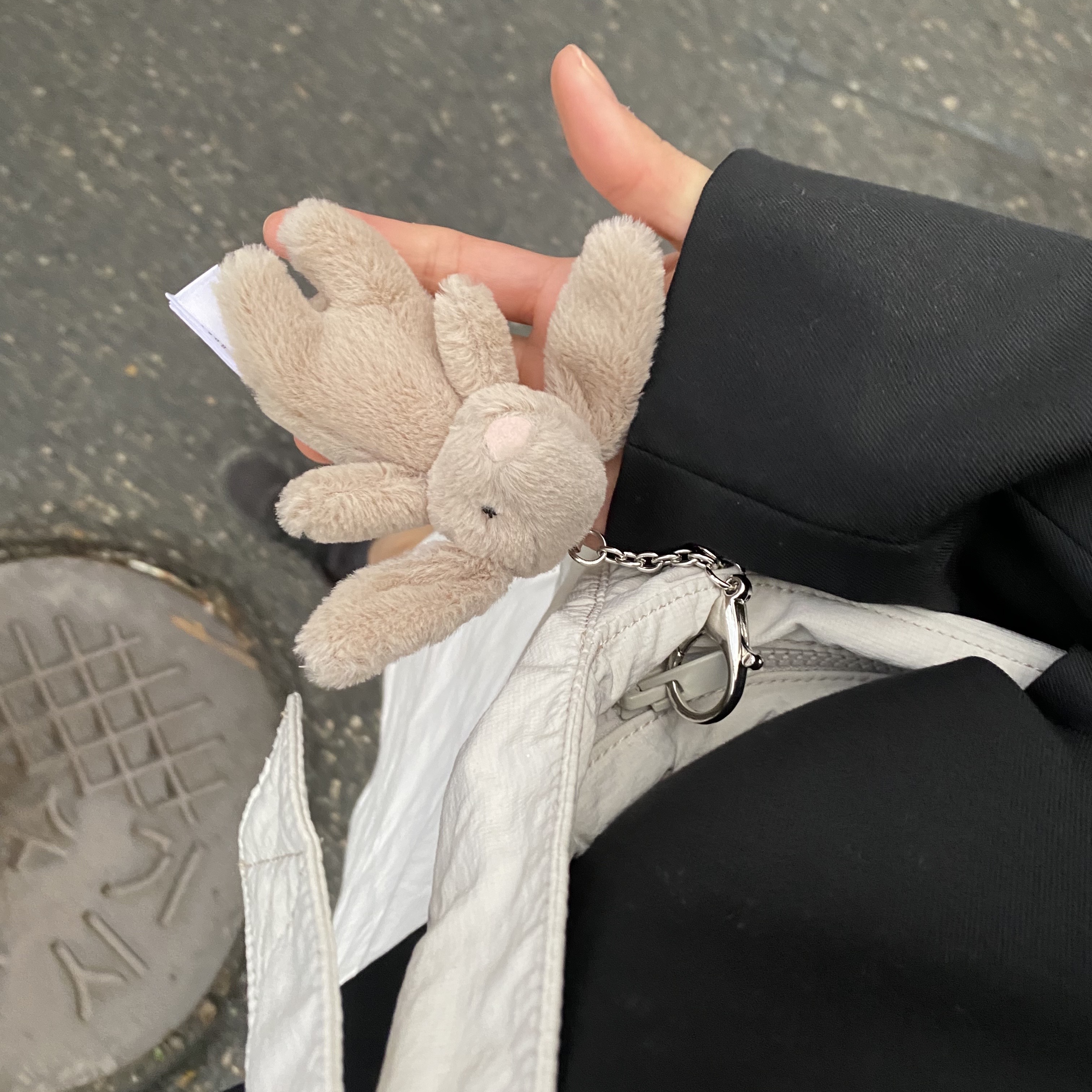 Jellycat Bashful Bunny Bag Charm Beige 착용 스타일