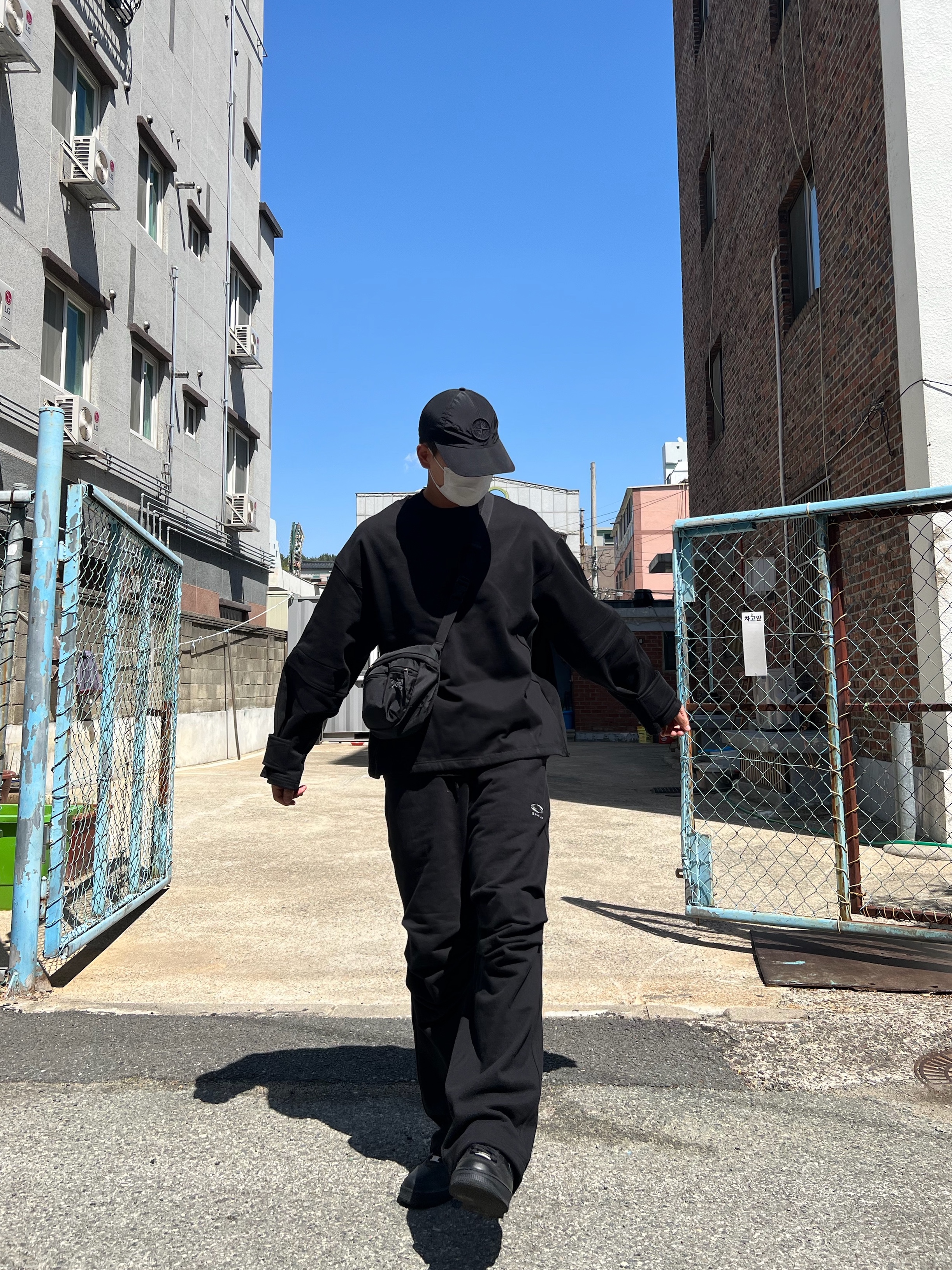 Arc'teryx Mantis 2 Waistpack Black, Stone Island 99675 6-Panel Cap Black 착용 스타일 - 1