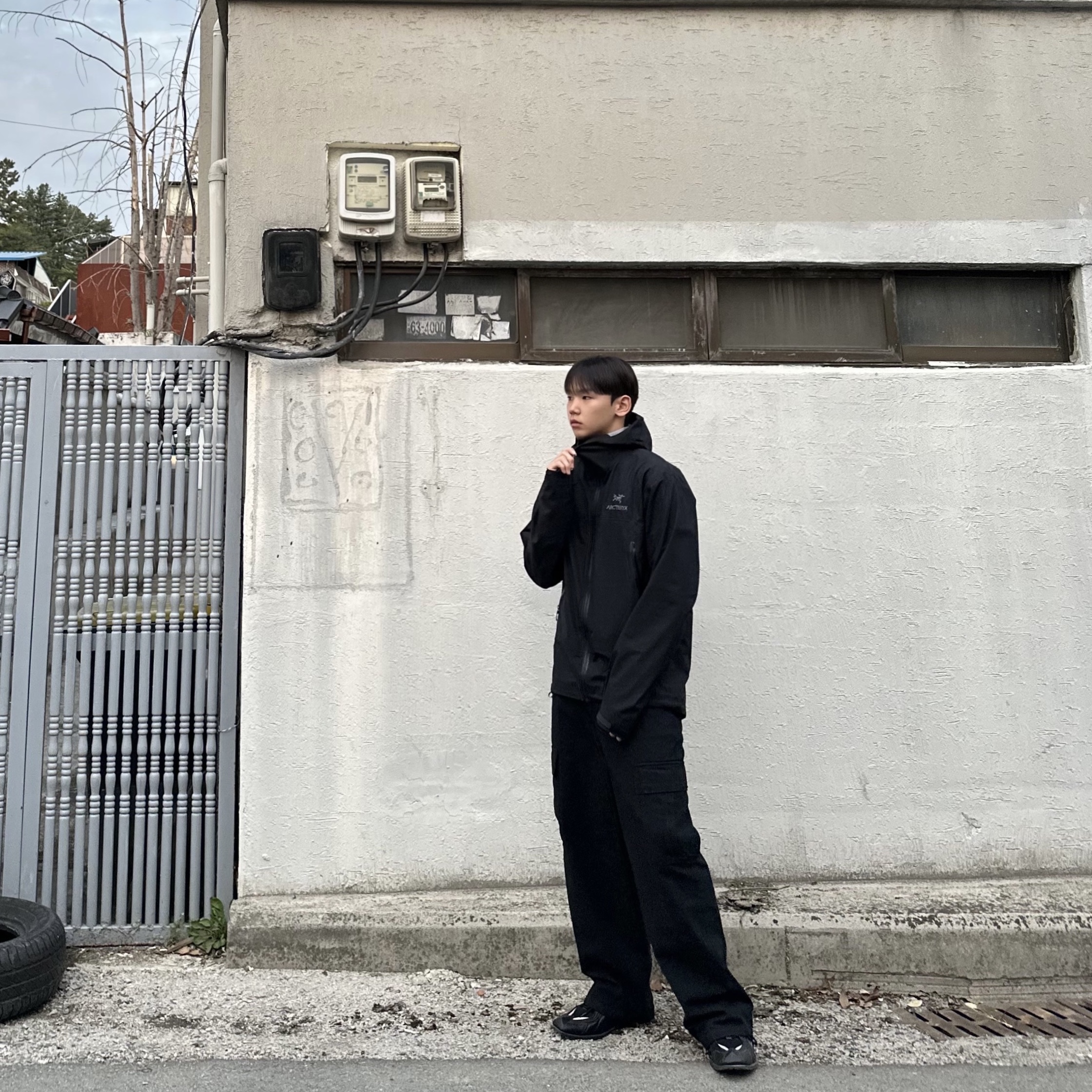 Arc'teryx Beta Jacket Black, Nike x Martine Rose Shox MR4 Black 착용 스타일 - 3
