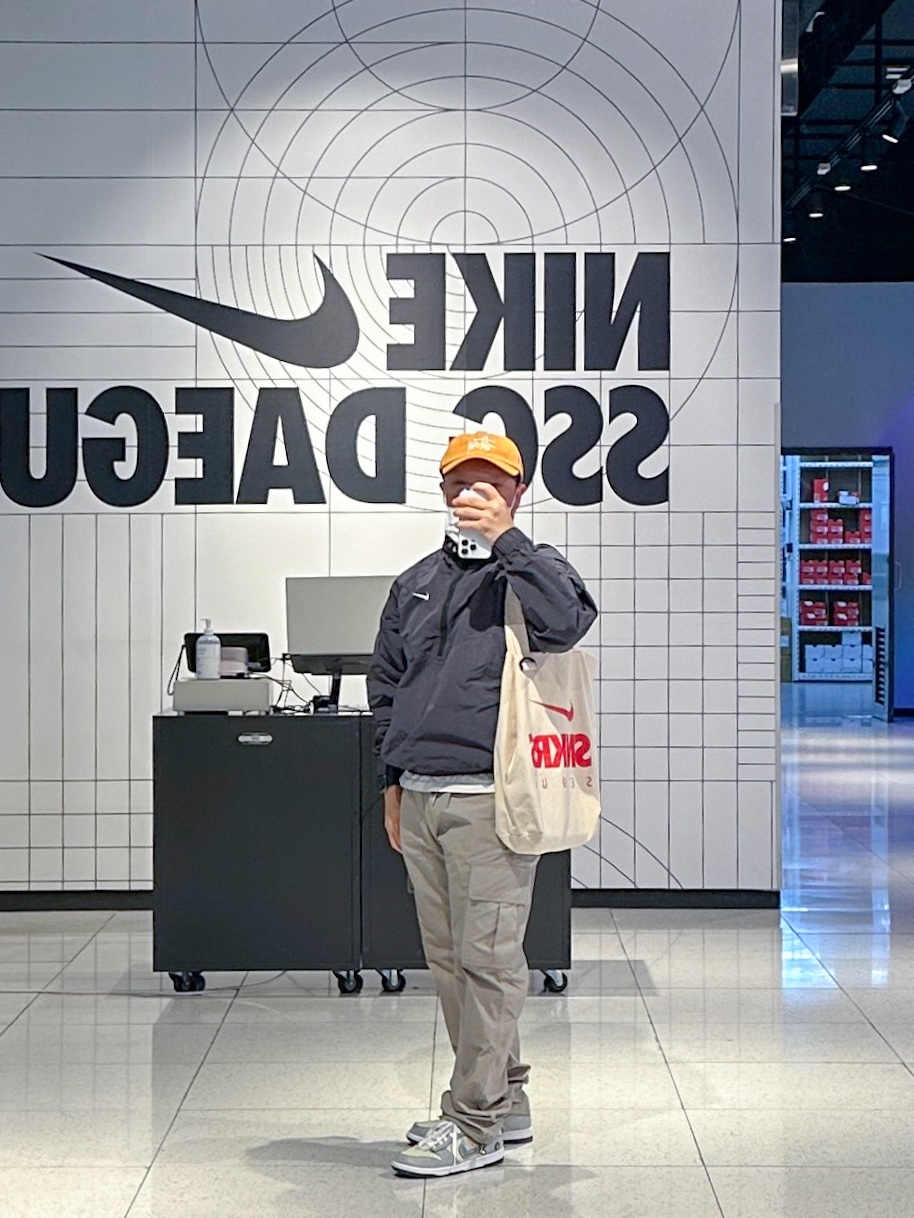 Nike x Stussy Windrunner Jacket Off Noir, Nike x Union Dunk Low Passport Pack Pistachio 착용 스타일