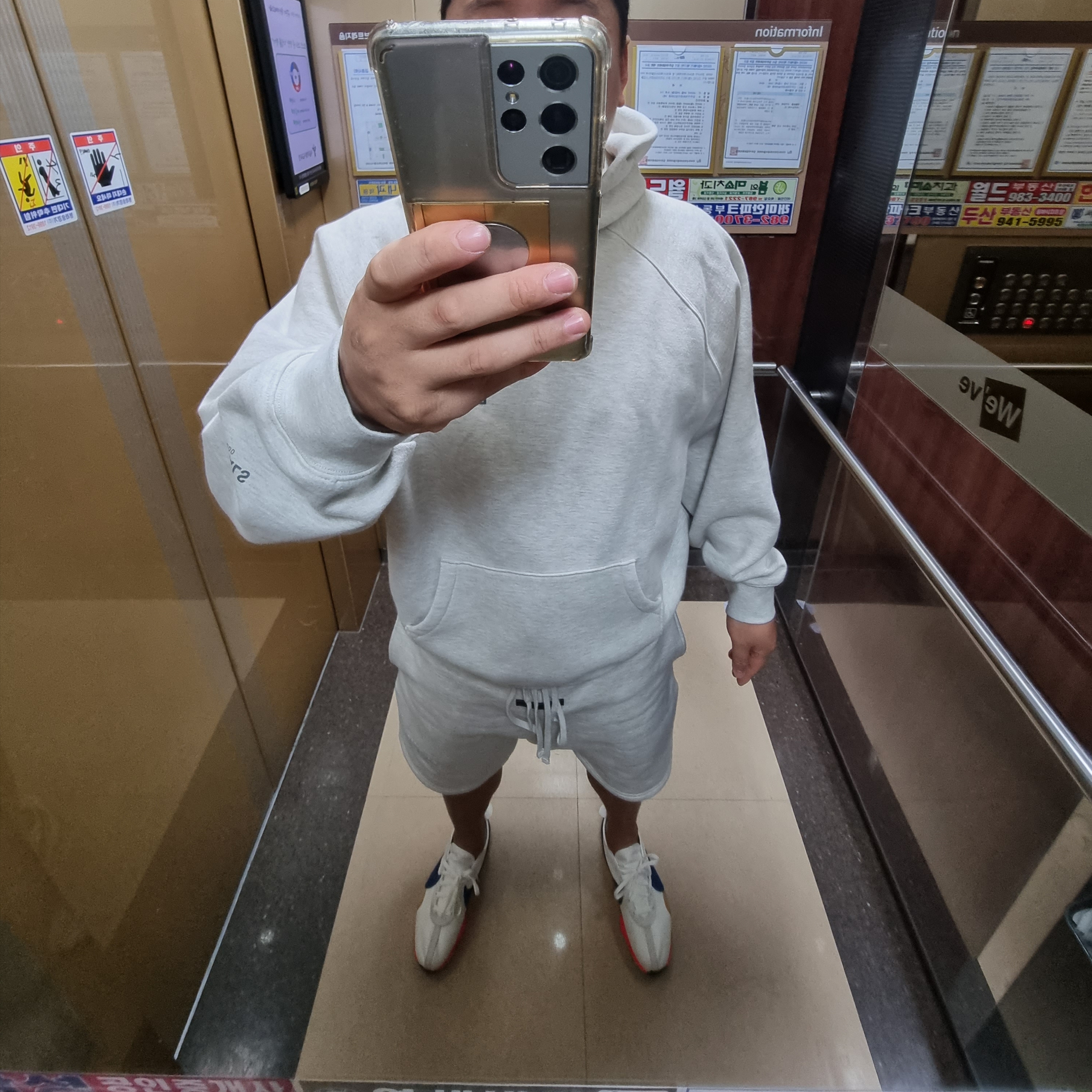 Essentials The Core Collection Hoodie Light Oatmeal, Essentials The Core Collection Sweatshorts Light Oatmeal 착용 스타일 - 2