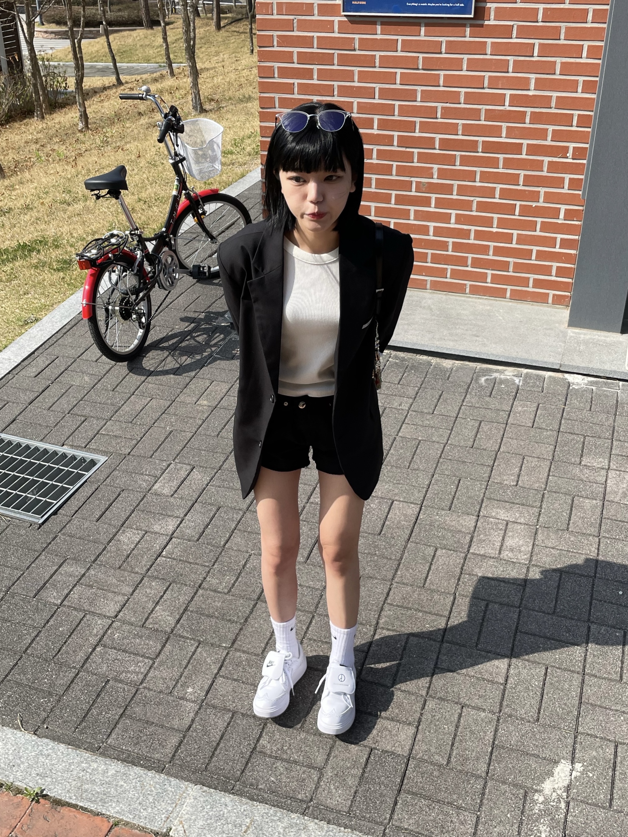 Nike x Peaceminusone Kwondo1 White, Prada Cleo Brushed Leather Mini Bag with Flap Black 착용 스타일 - 1