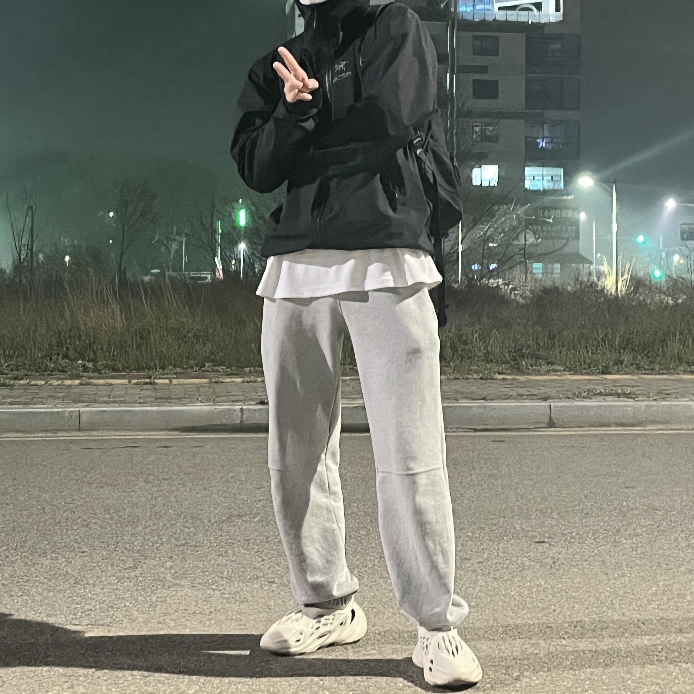 Arc'teryx Beta Jacket Black, Adidas Yeezy Foam RNNR Sand 착용 스타일 - 3
