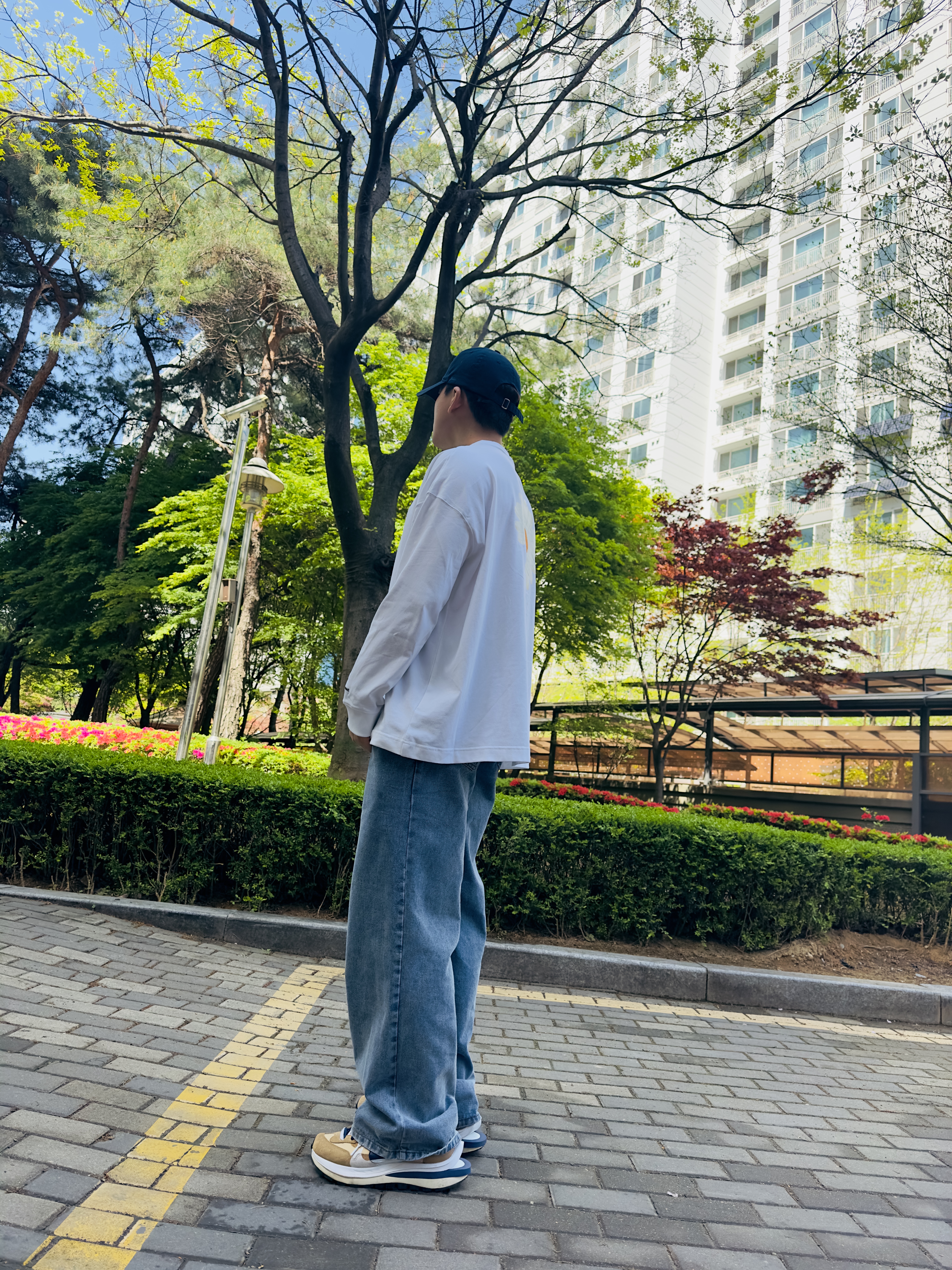Nike x Peaceminusone LS T-Shirt White (DR0098-100), Nike x Sacai VaporWaffle Sesame and Blue Void 착용 스타일 - 2