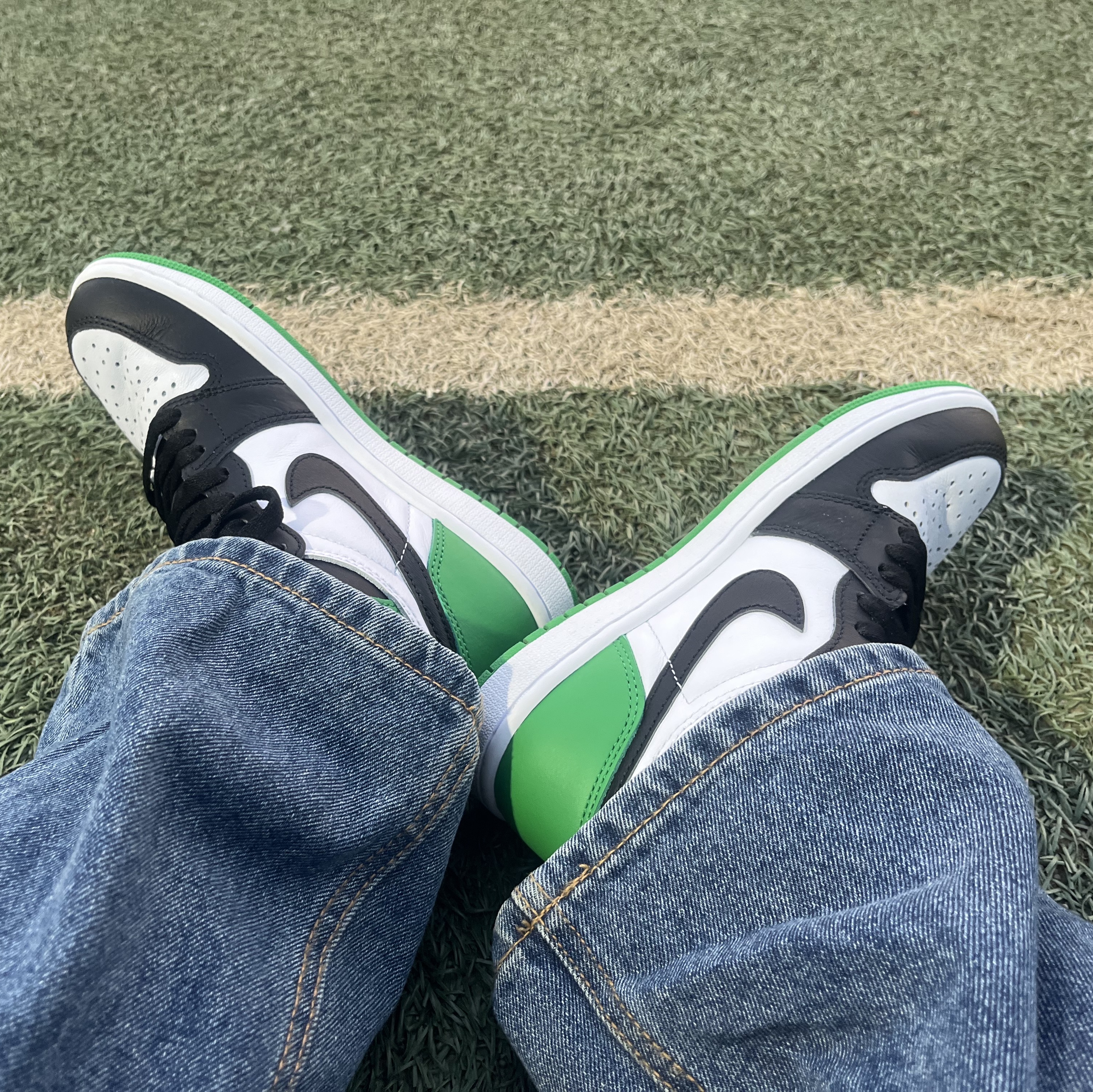 Jordan 1 Retro High OG Black and Lucky Green 착용 스타일
