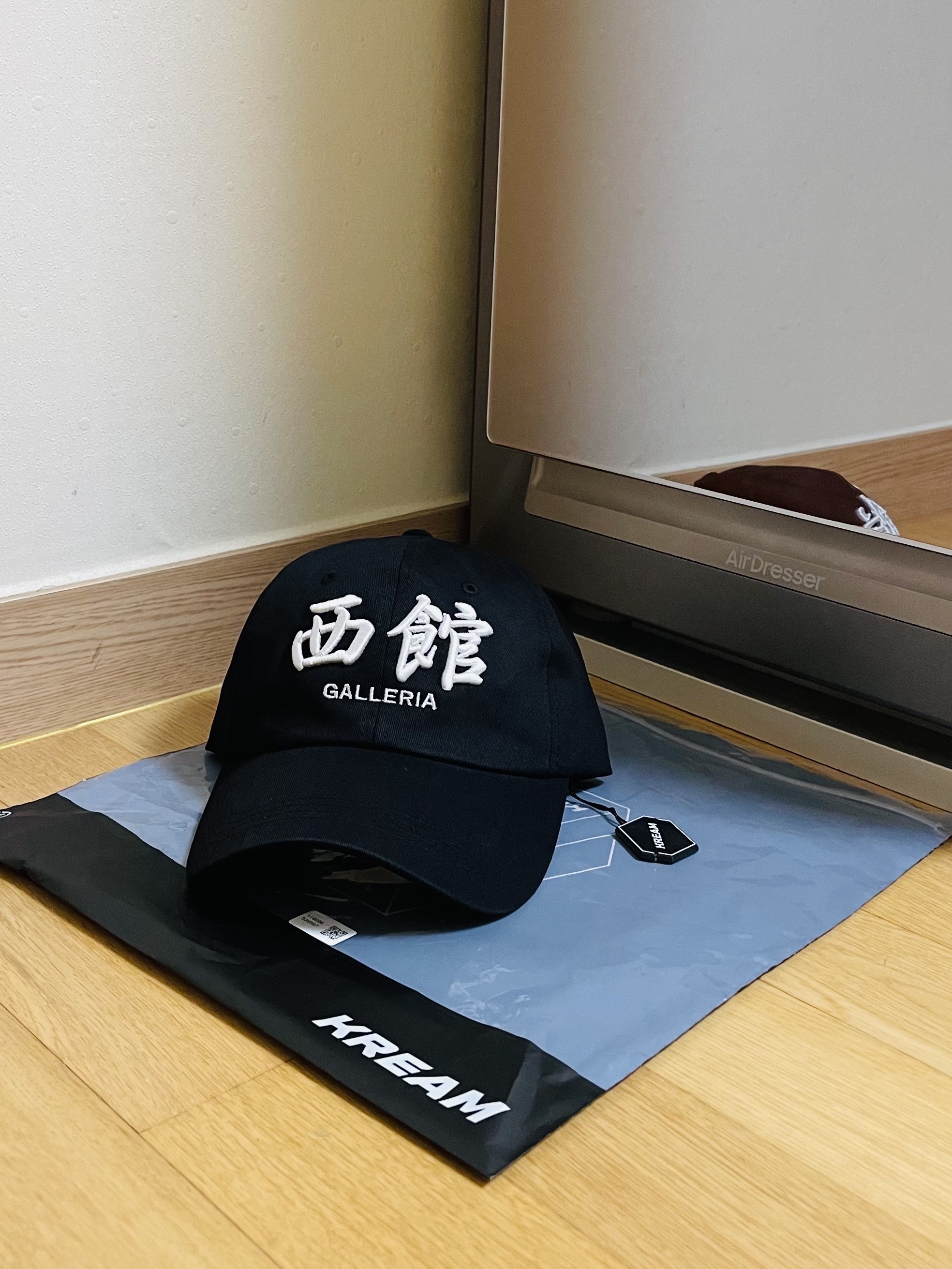Darkr8m Studio x Galleria White Logo Cap Black 착용 스타일
