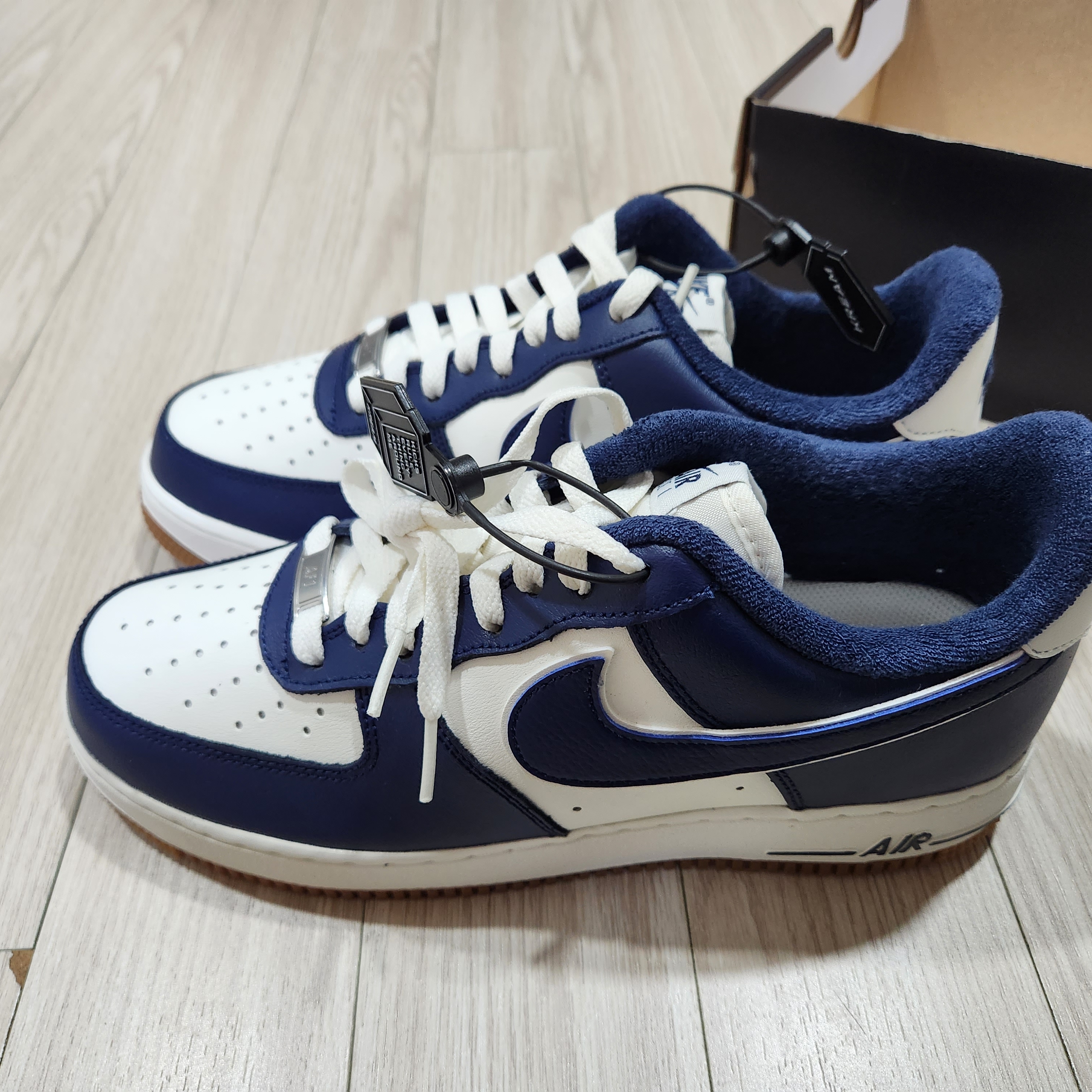 Nike Air Force 1 '07 LV8 Midnight Navy 착용 스타일 - 2