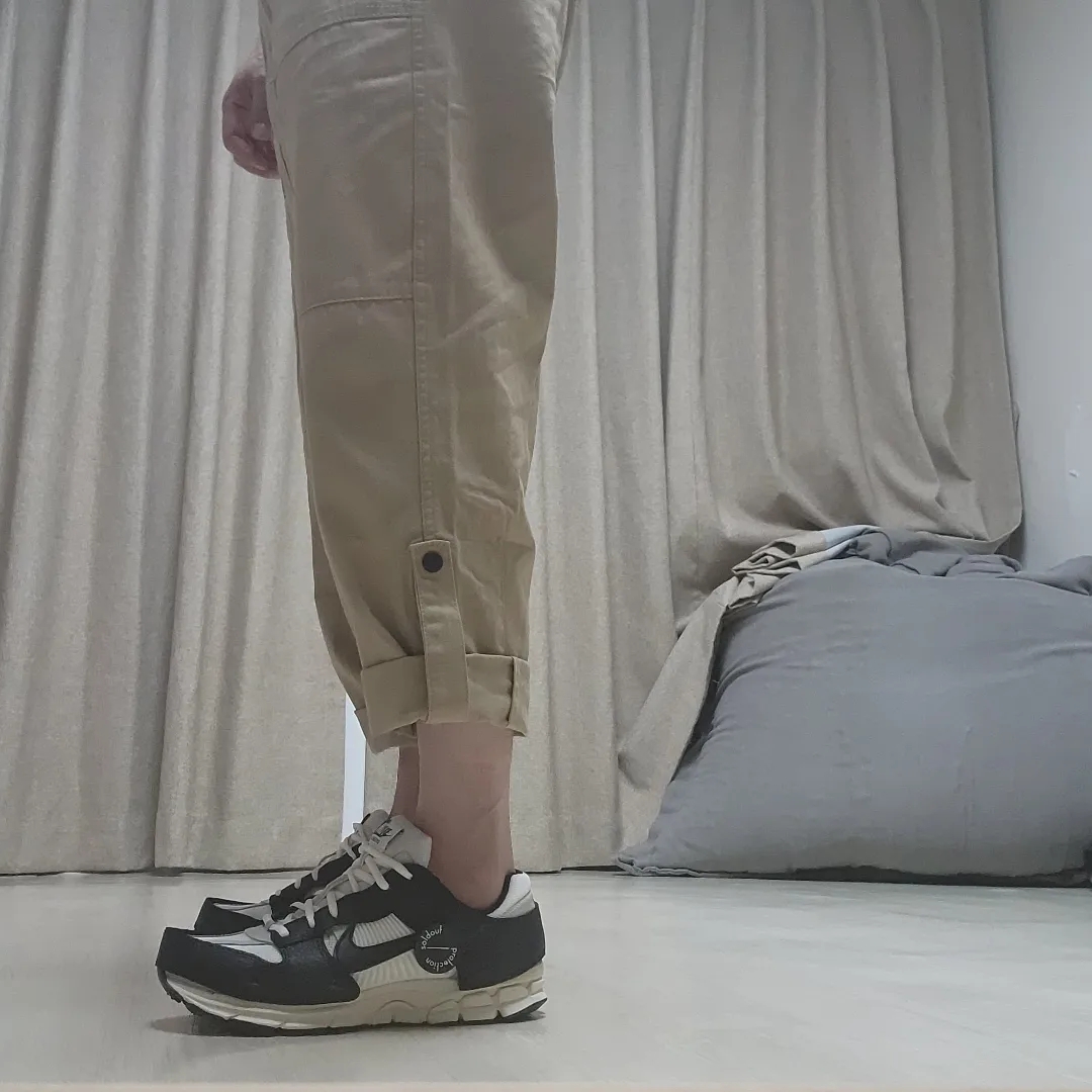 (W) Nike Zoom Vomero 5 Wolf Grey and Black 착용 스타일 - 2
