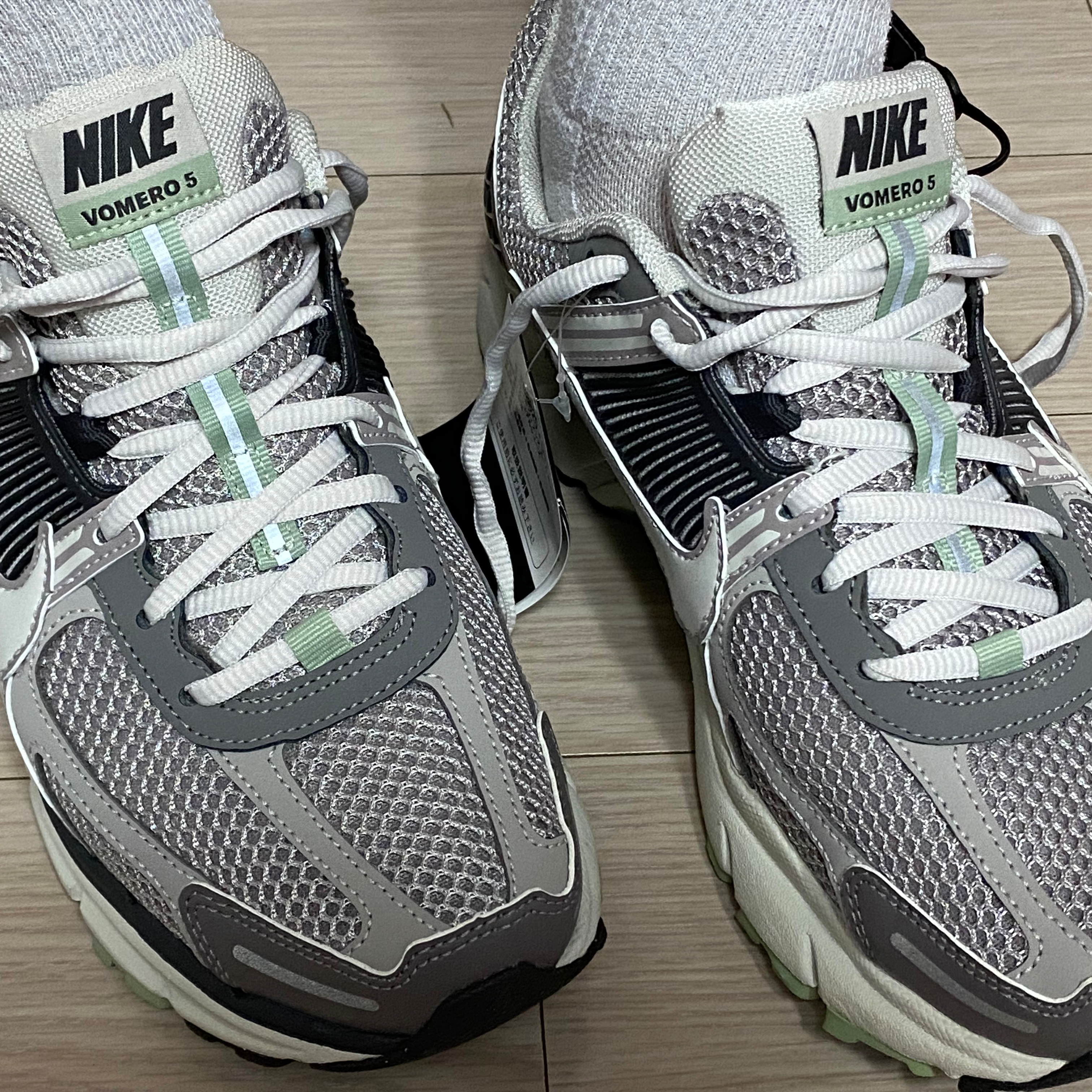 (W) Nike Zoom Vomero 5 Cobblestone and Flat Pewter 착용 스타일 - 5
