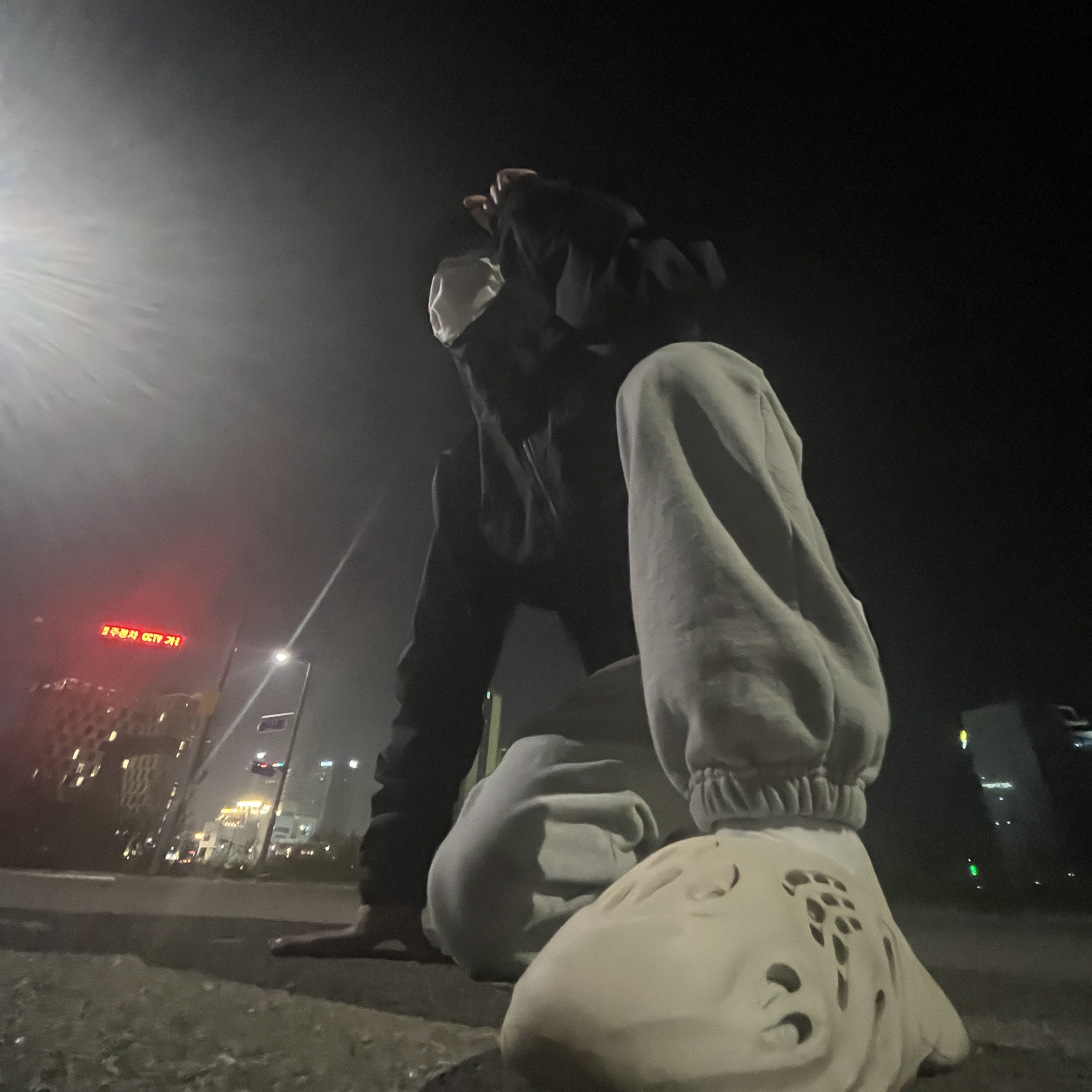 Arc'teryx Beta Jacket Black, Adidas Yeezy Foam RNNR Sand 착용 스타일 - 1