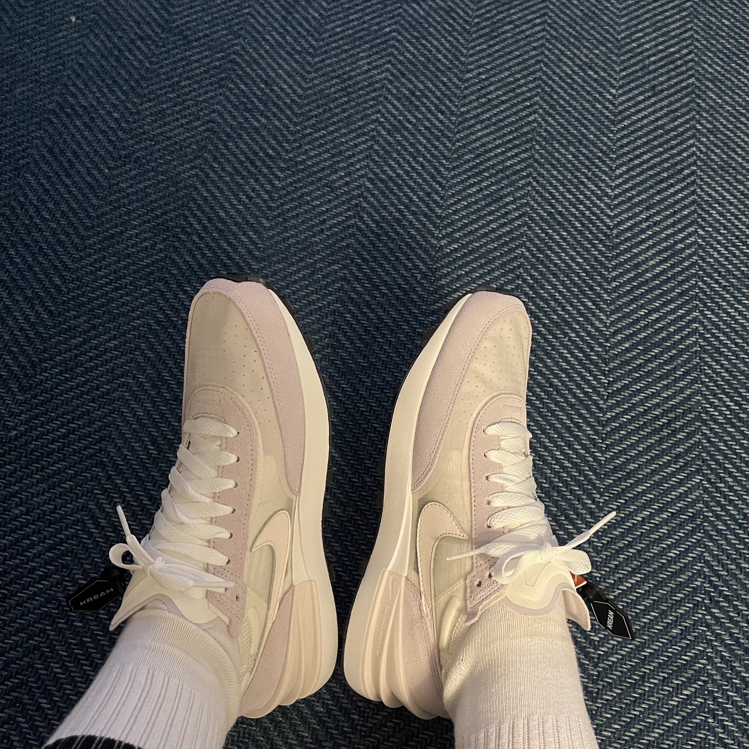 (W) Nike Waffle One Light Soft Pink 착용 스타일 - 4